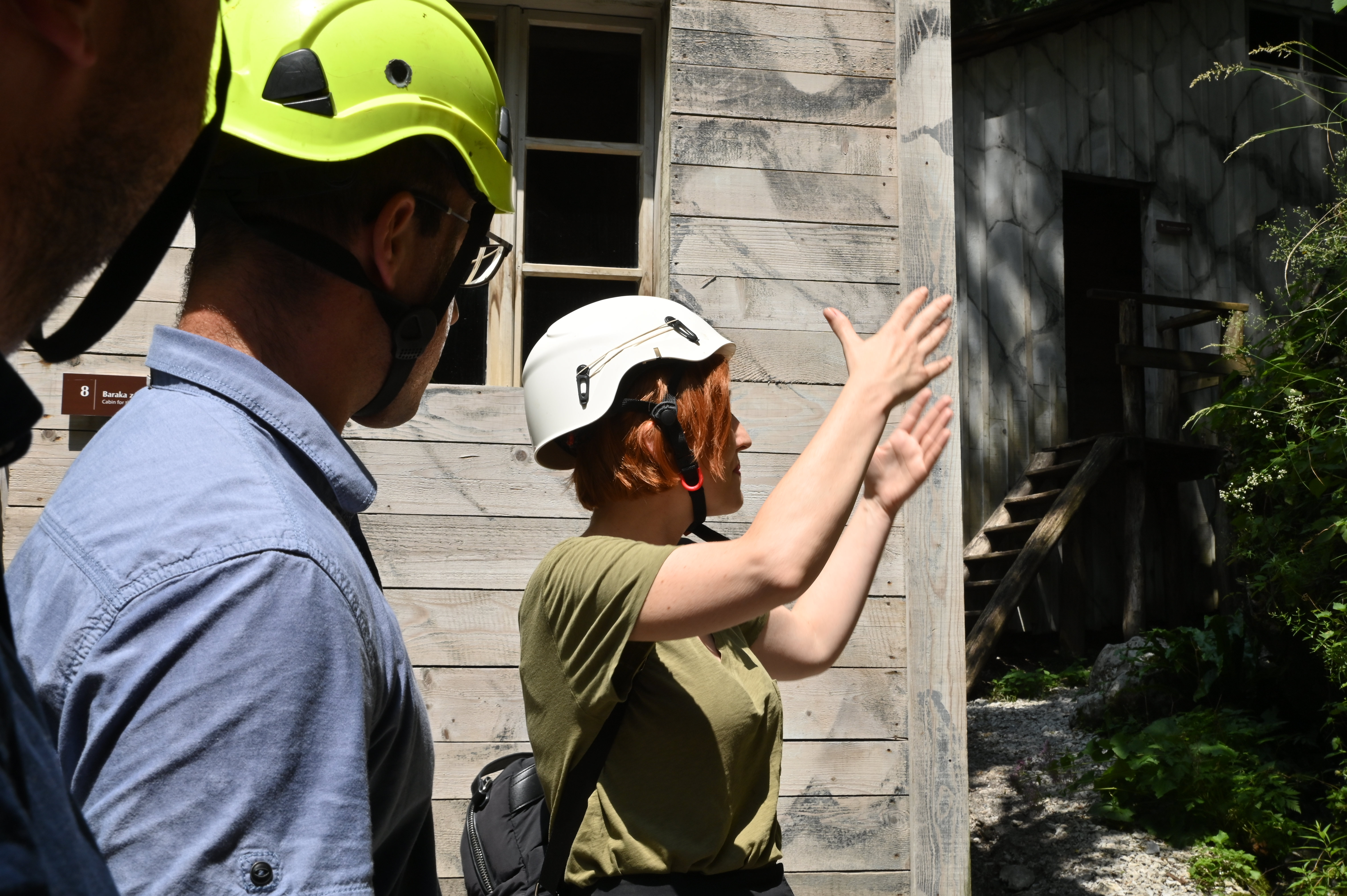 Ministrica za kulturo Asta Vrećko na prizadetem spomeniškem območju.