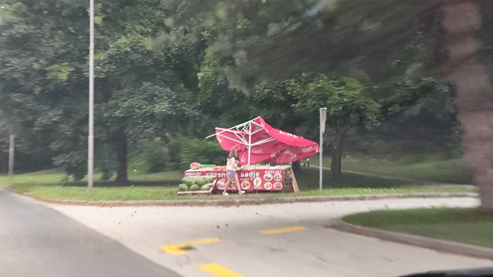 Po napovedih vremenoslovcev lahko pričakujemo zelo močne sunke vetra.