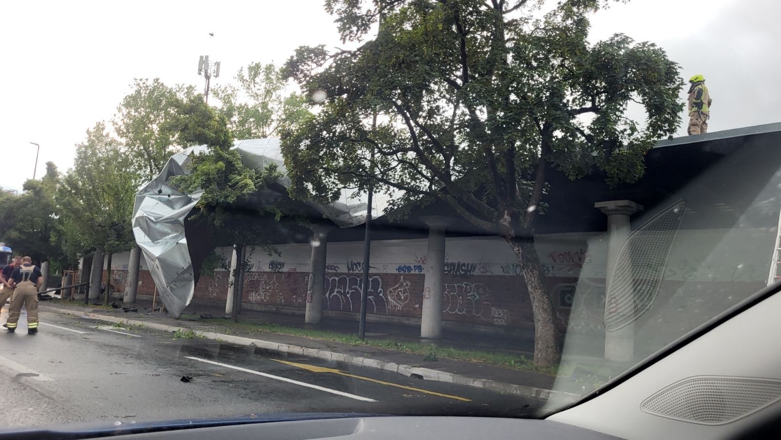 Nevihta v Ljubljani je odkrila streho Plečnikovega stadiona. (Foto: Jaka Kozmelj)