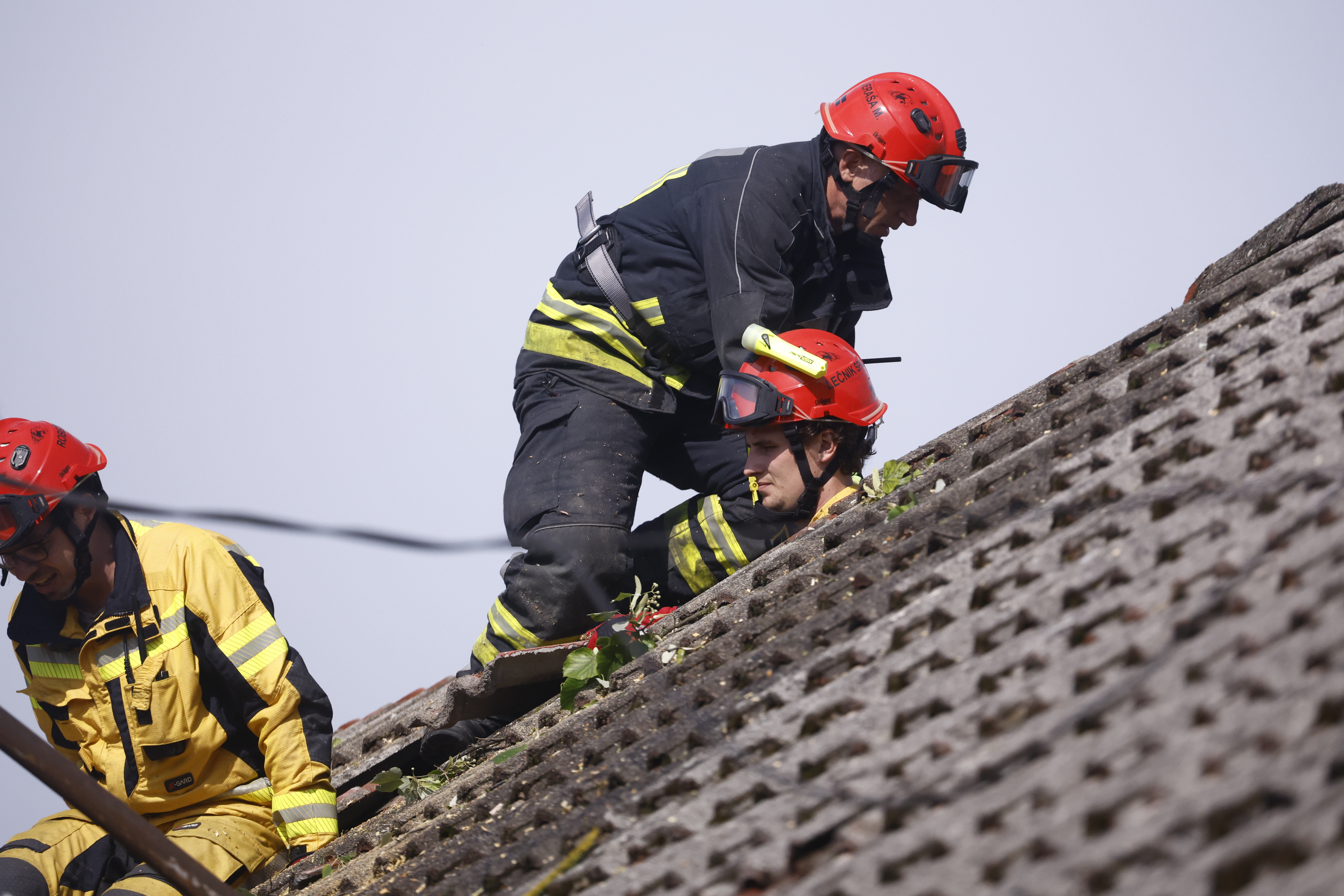 gasilci, pokrivanje strehe
