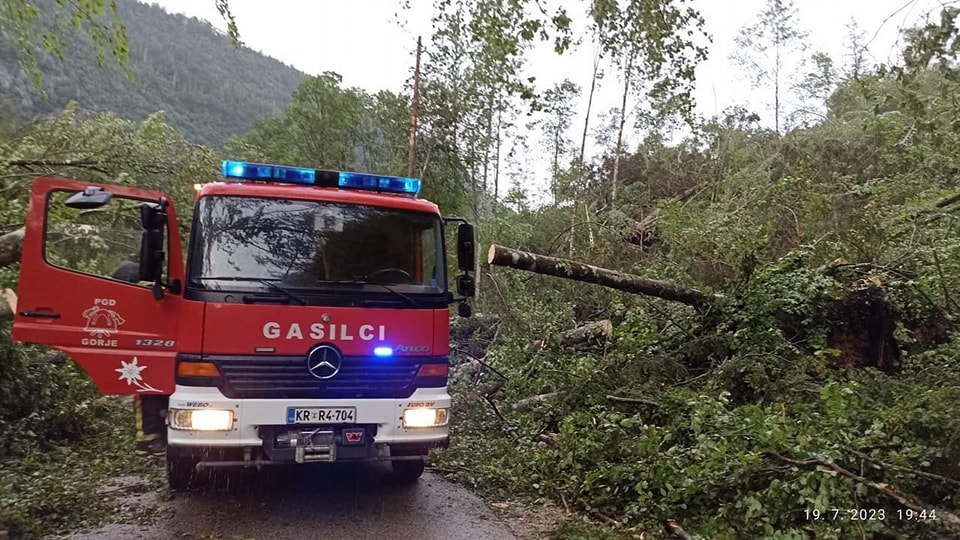 Hud vetrolom je prizadel dolino Radovne