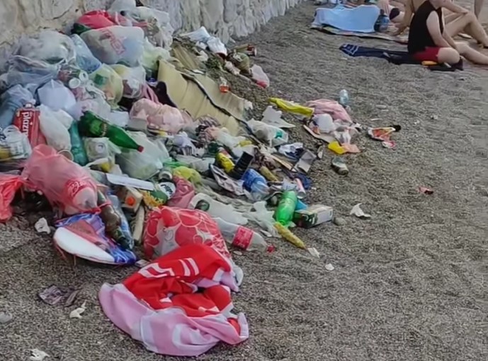 smeti, plaža, Sutomore, Črna gora