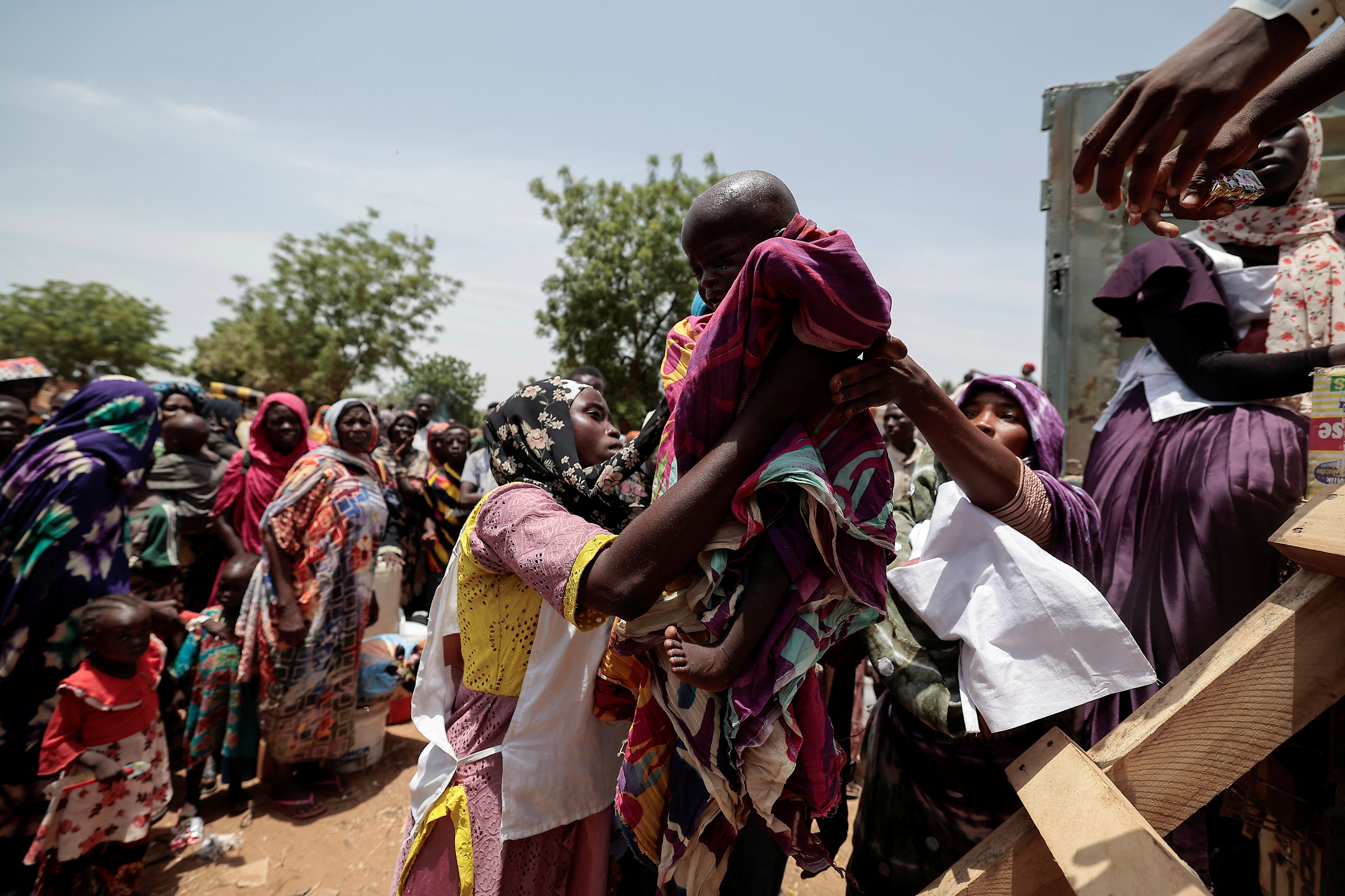 Begunci iz Sudana, ki so zatočišče našli v Čadu. (Foto: Zohra Bensemra/REUTERS)