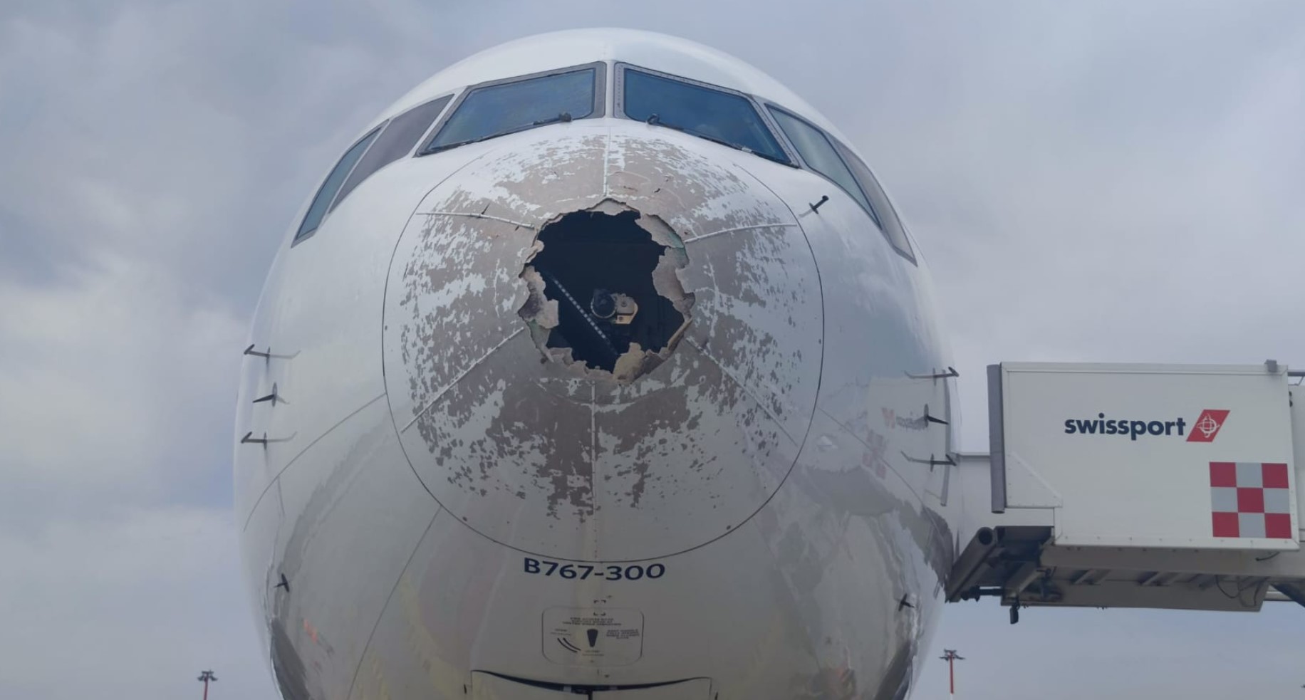 letalo, avion, boeing 767, toča, poškodba