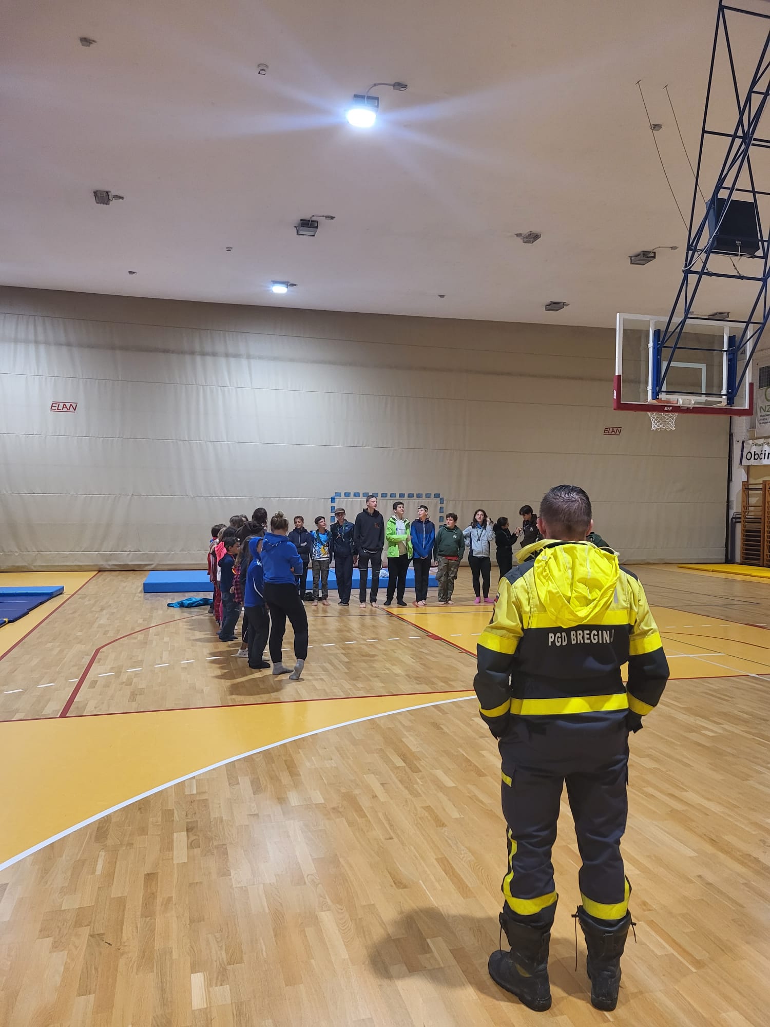 Tabornike so namestili v telovadnici