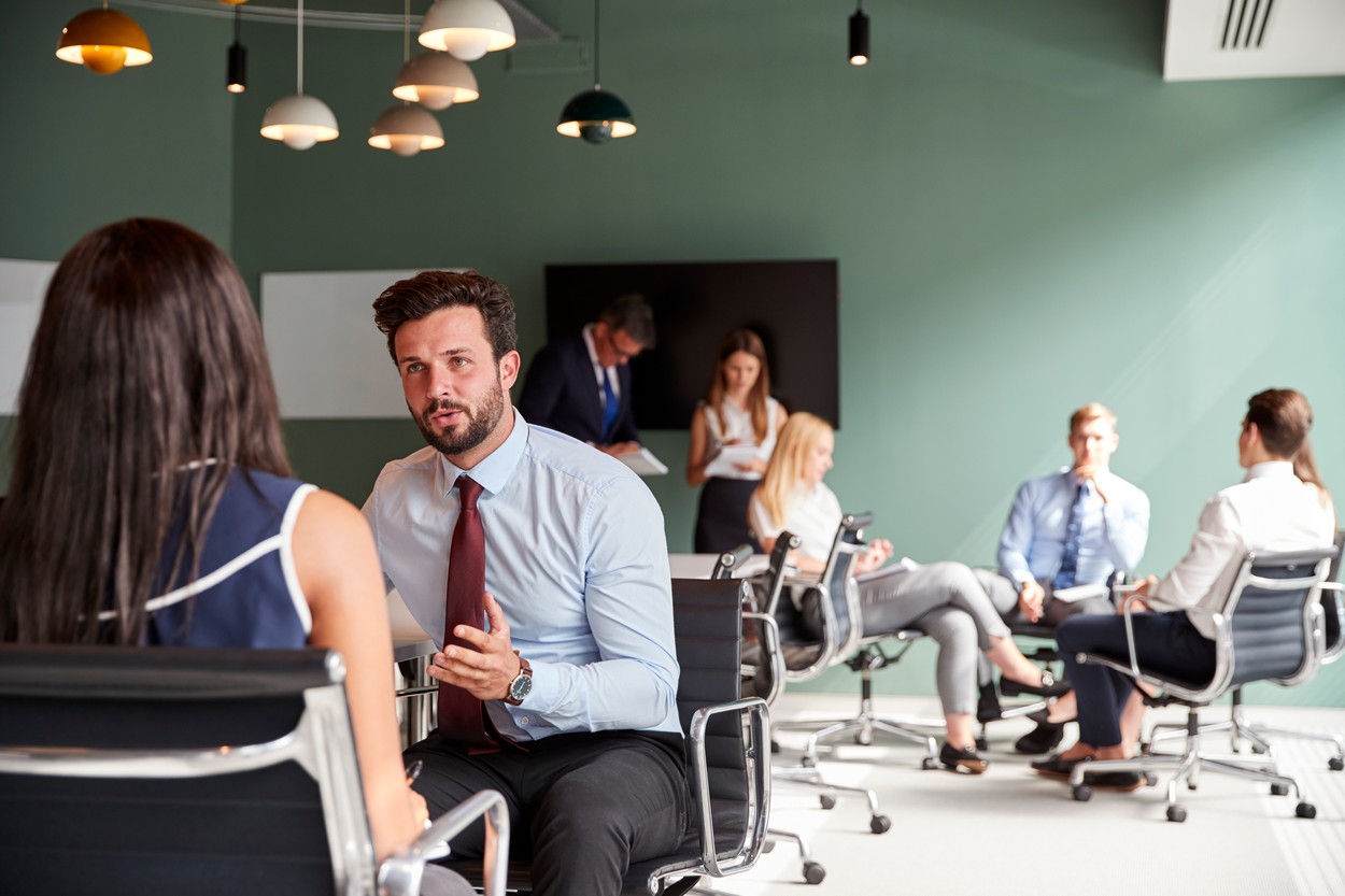 čakalnica,vrsta,razgovor,delavci,kadri,zaposlitev,rekrutiranje,kandidat,kolegi,zaposleni,delavci,pisarna