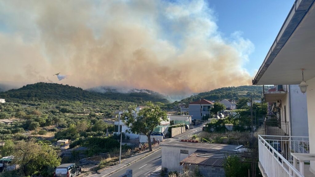 Velik požar na hrvaškem otoku Čiovo