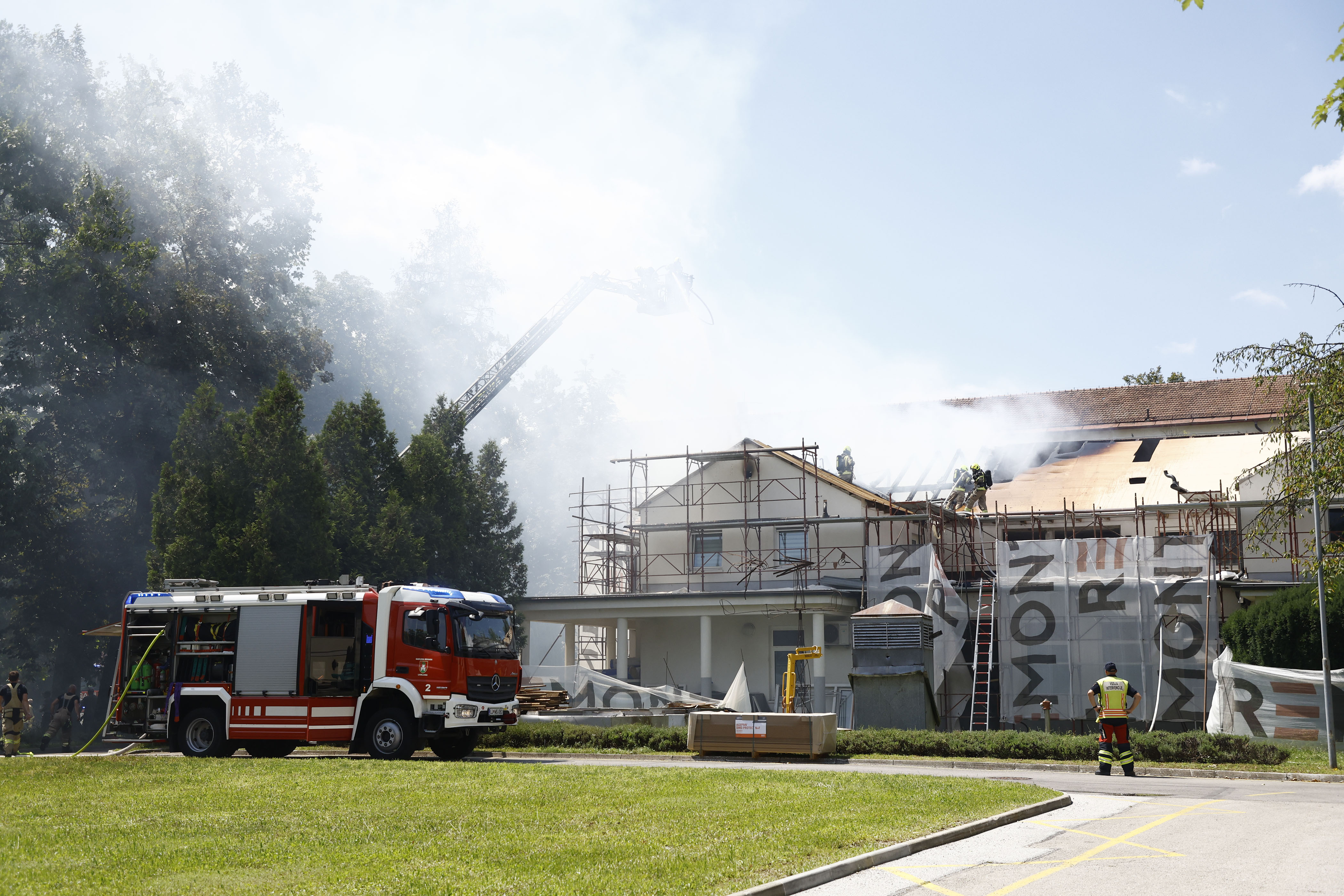 Požar na stavbi Psihiatrične klinike Ljubljana (Foto: Borut Živulović/BOBO)