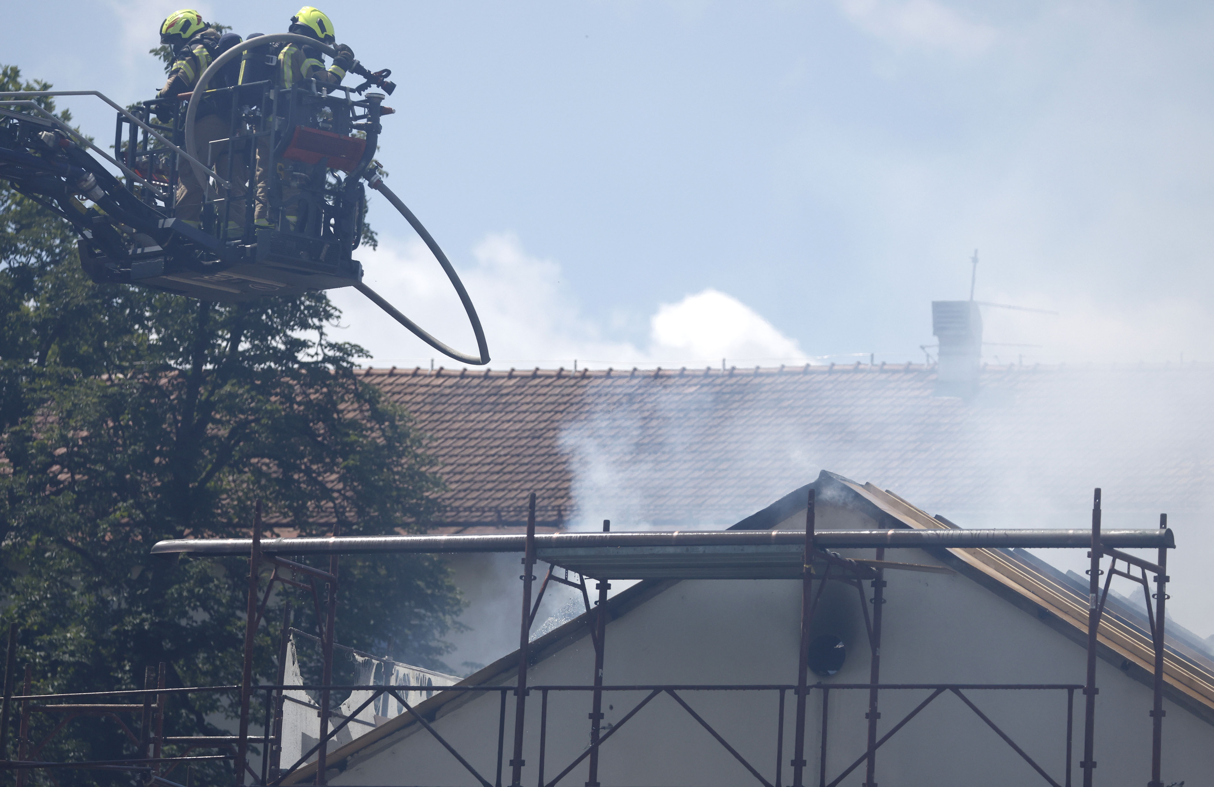 Požar na stavbi psihiatrične klinike Moste Polje. (Foto: Borut Živulović/BOBO)