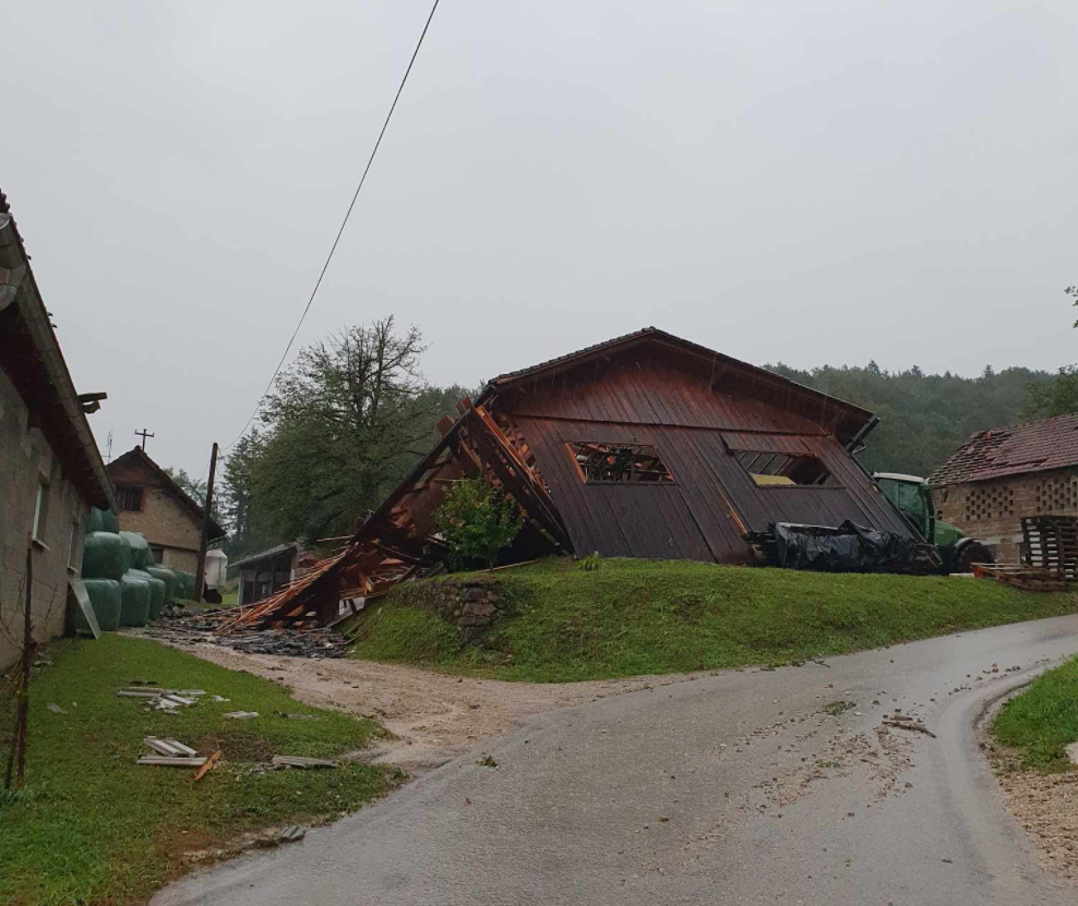 Mirna, neurje, hiša