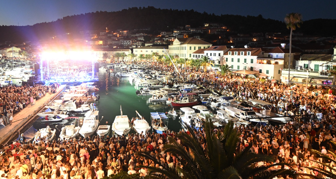 Vela Luka, Oliver Dragojević, koncert