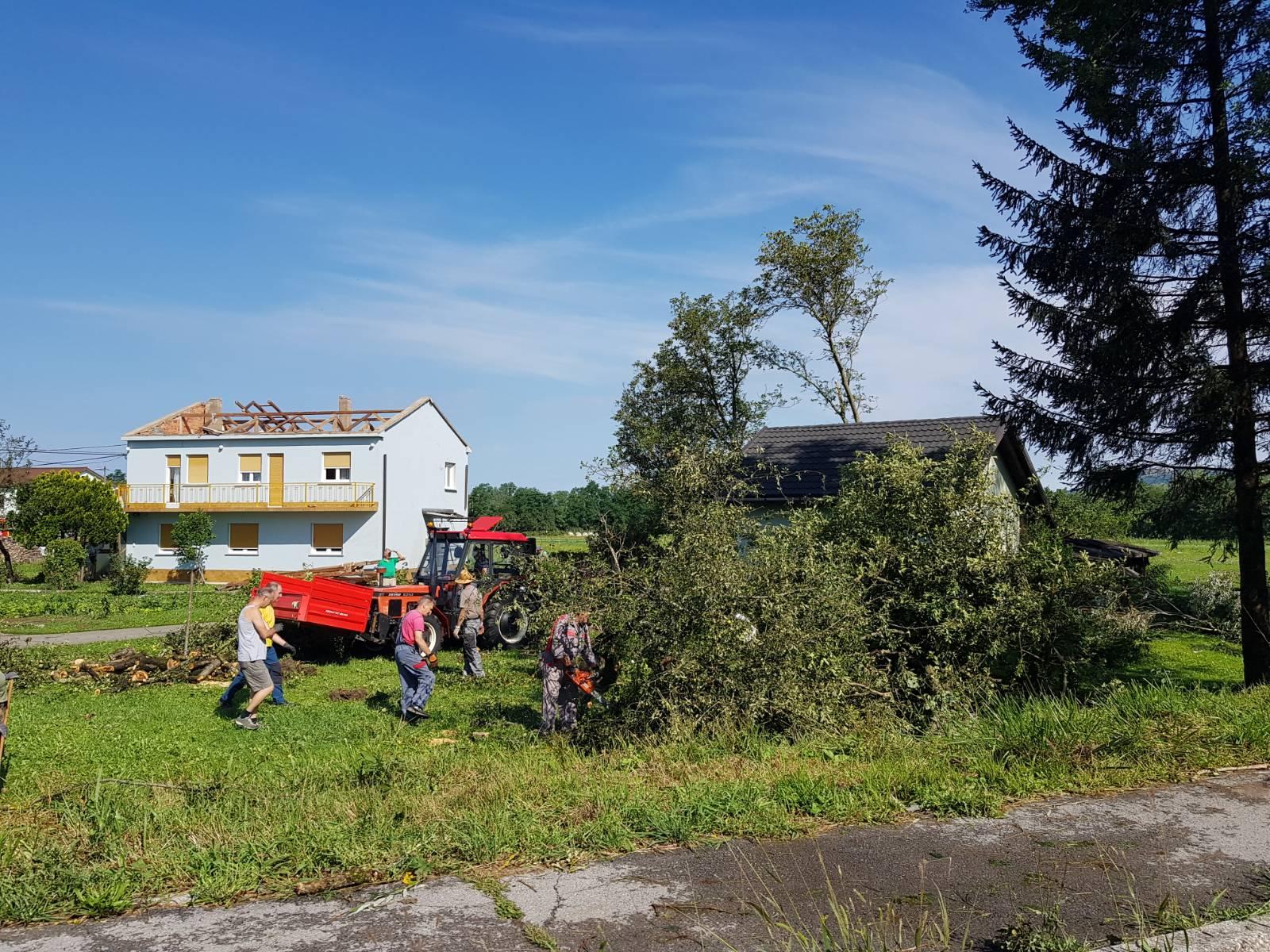 Hiša v Ilirski Bistrici, ki jo je poškodoval tornado (foto: N1)