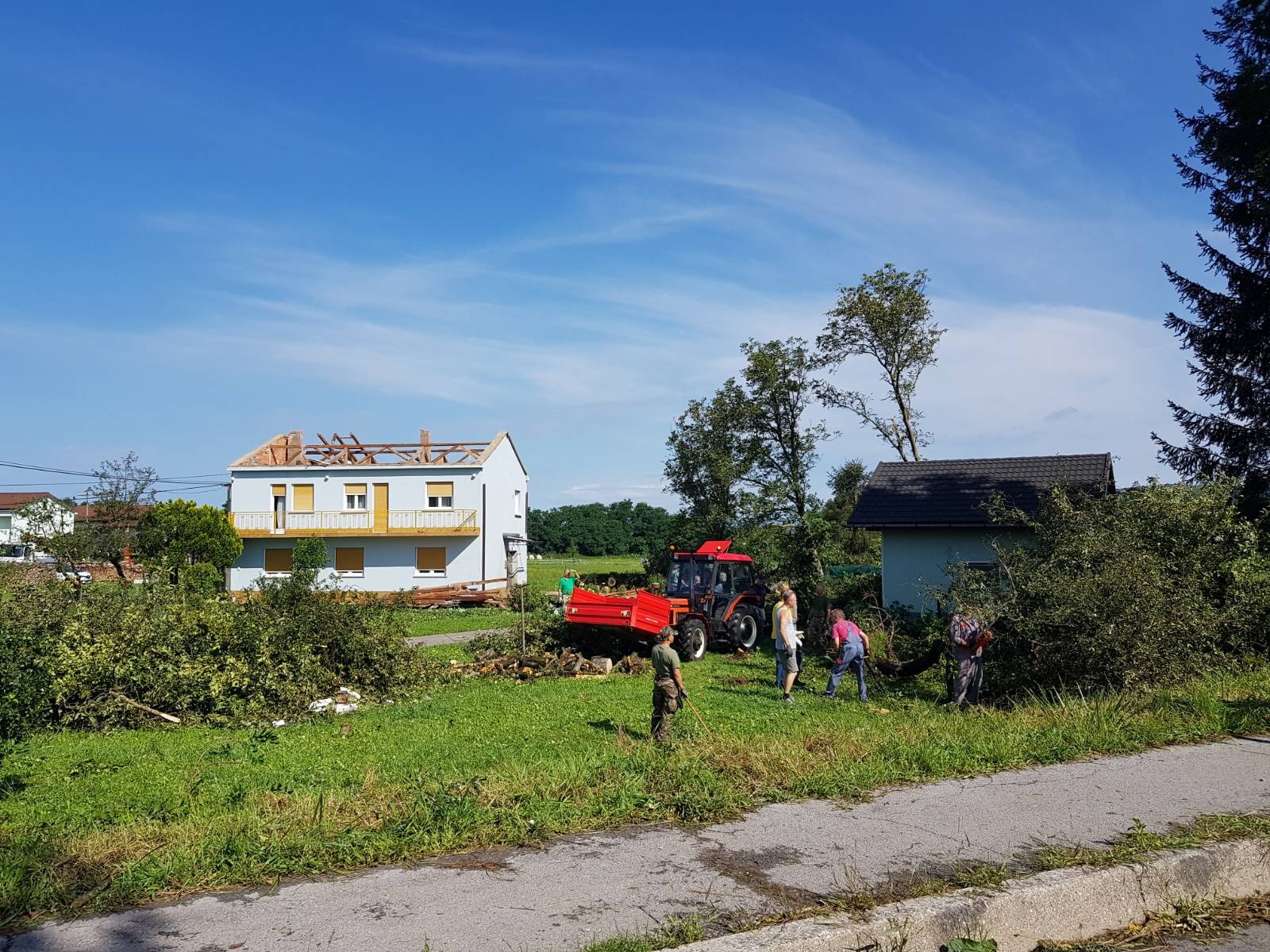 Hiša v Ilirski Bistrici, ki jo je poškodoval tornado (foto: N1)