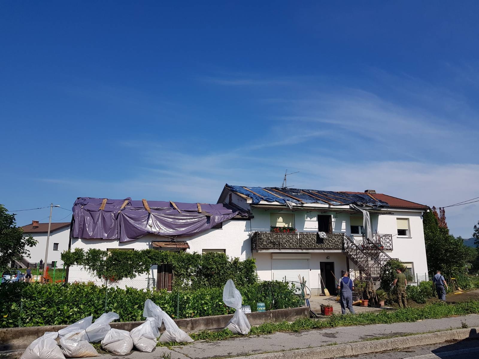 Hiša v Ilirski Bistrici, ki jo je poškodoval tornado (foto: N1)