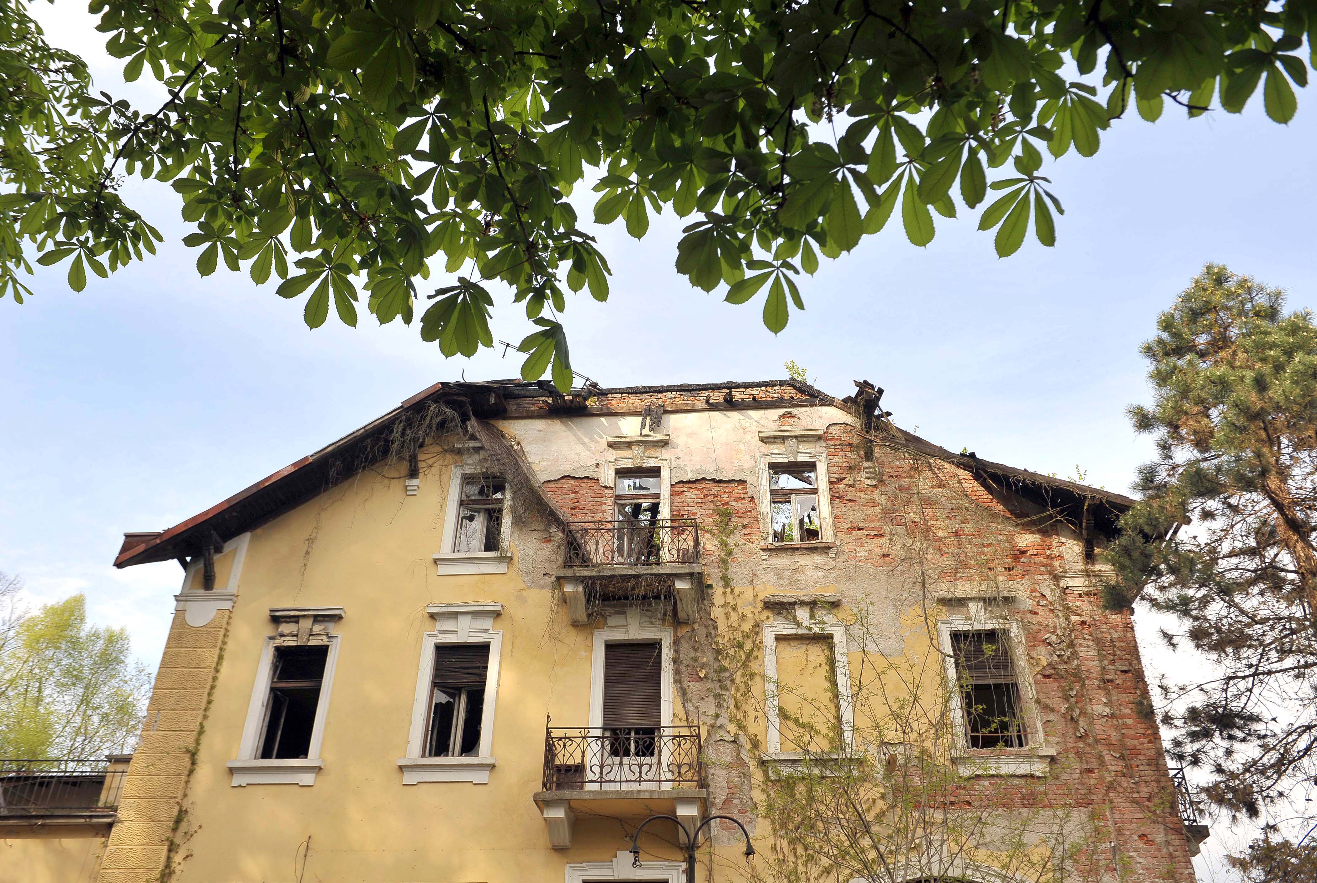 Razpadajoč  zapuščen hotel Bellevue v Tivoliju. (Foto: Srdjan Živulović/BOBO)