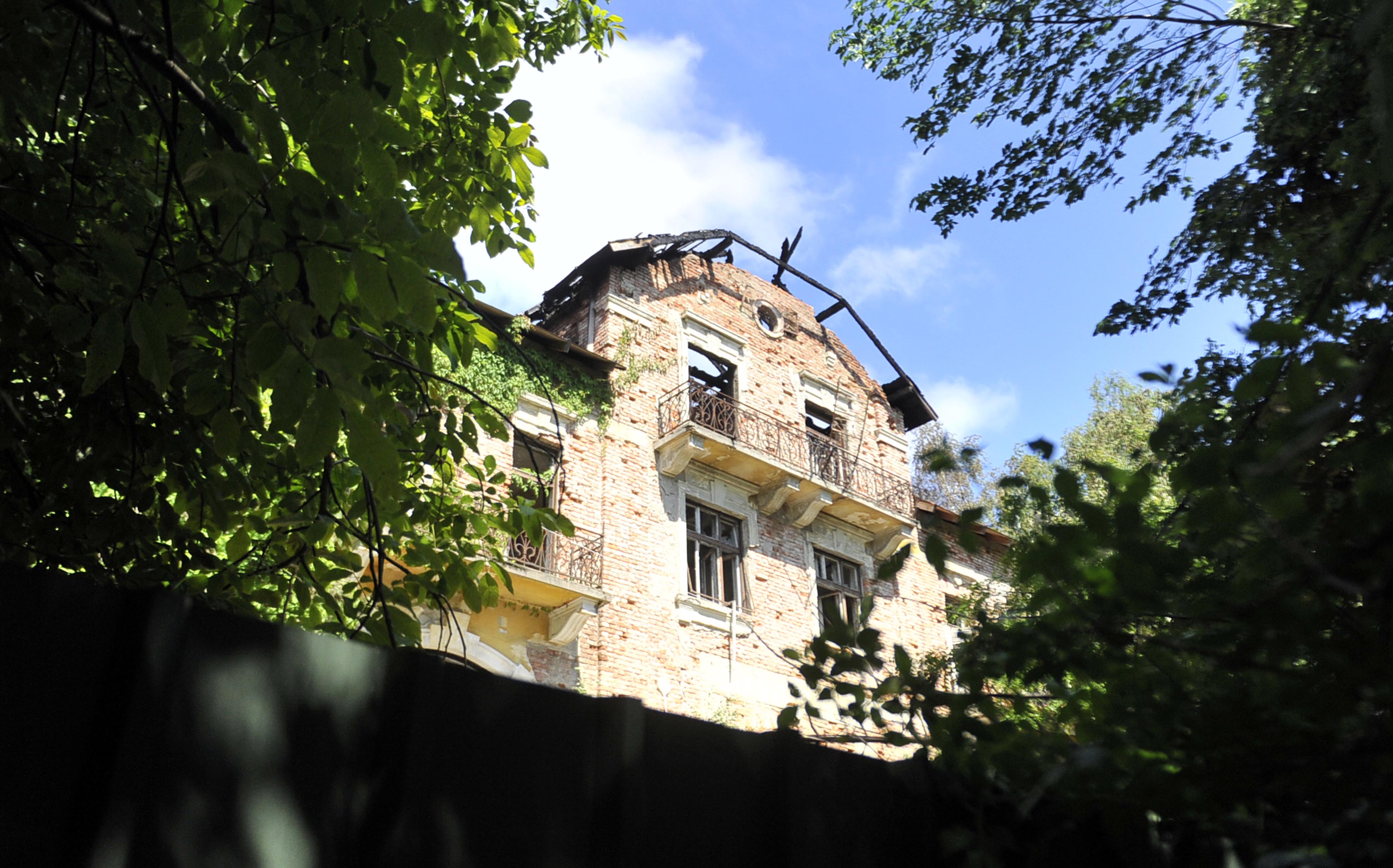 Razpadajoč  zapuščen hotel Bellevue v Tivoliju.