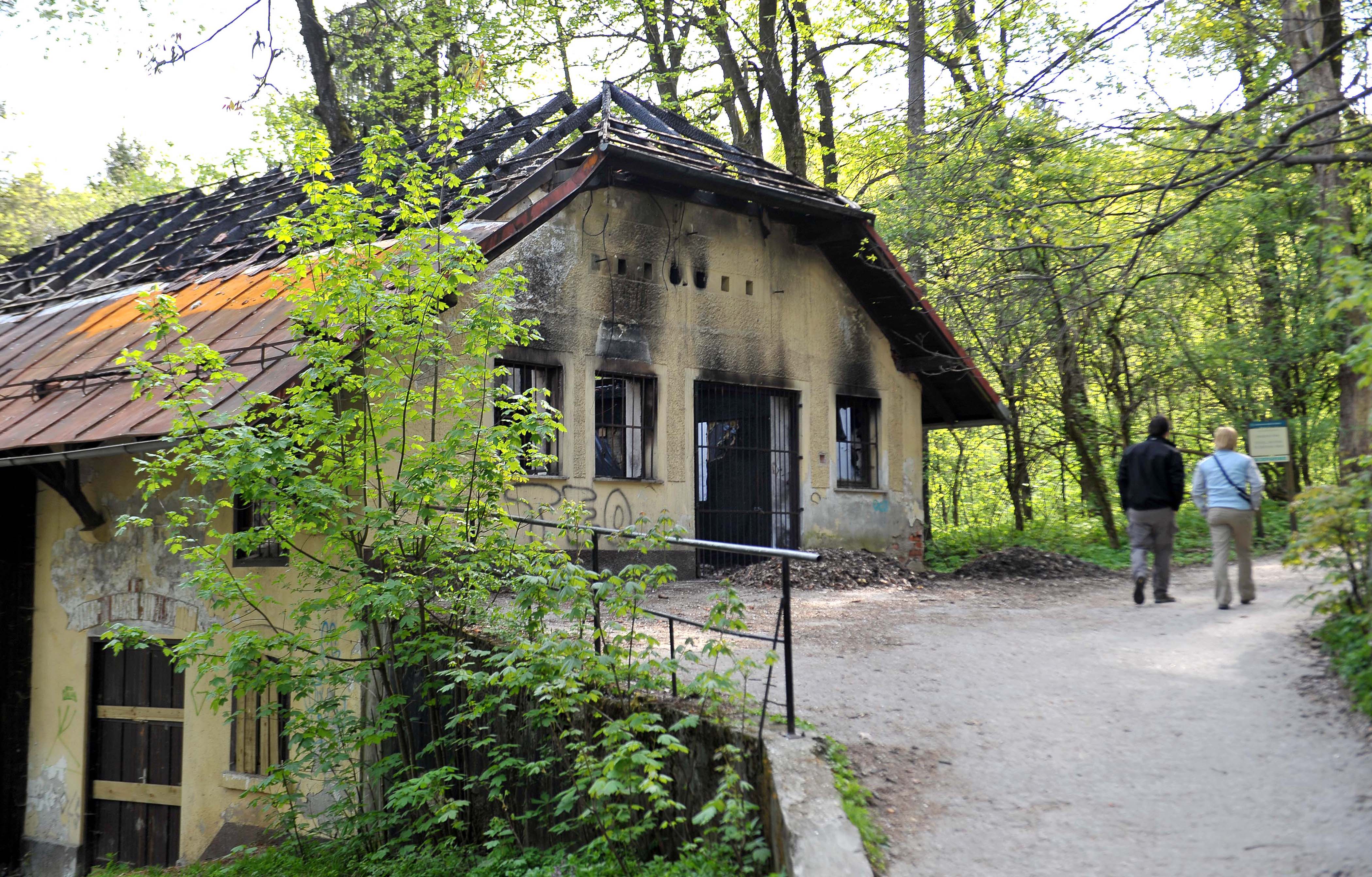 Razpadajoč  zapuščen hotel Bellevue v Tivoliju.