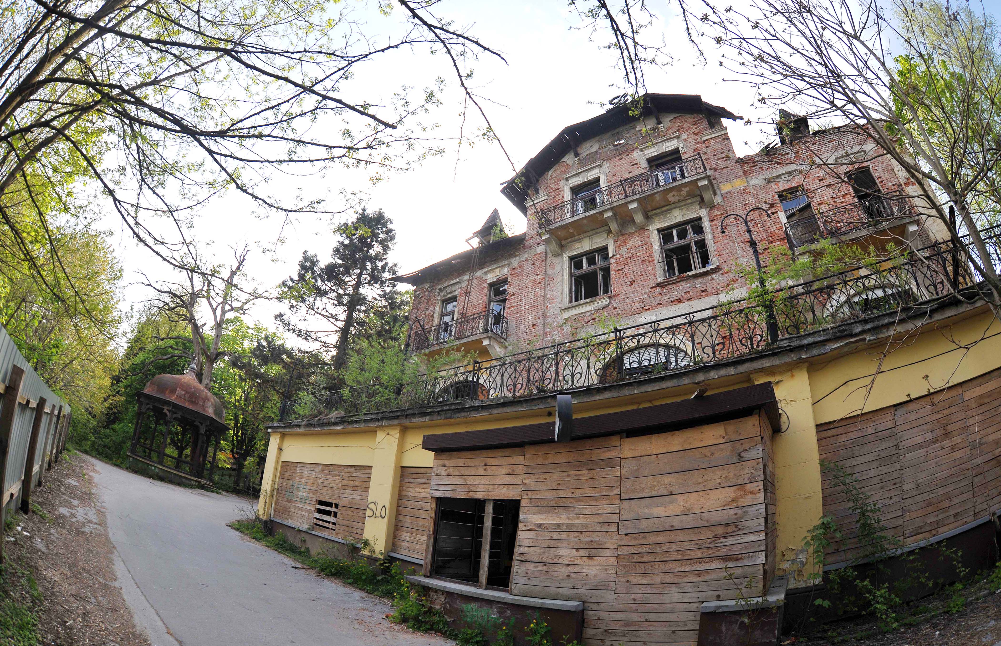 Razpadajoč  zapuščen hotel Bellevue v Tivoliju.