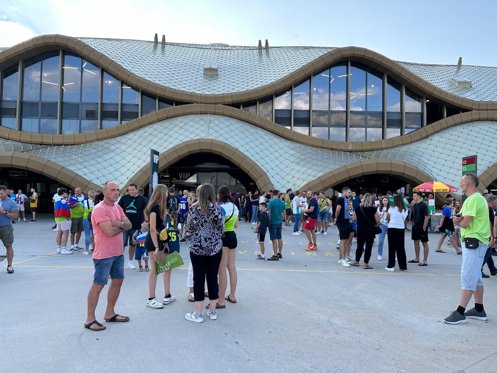 Vzdušje pred tekmo v Stožicah. (Foto: N1)