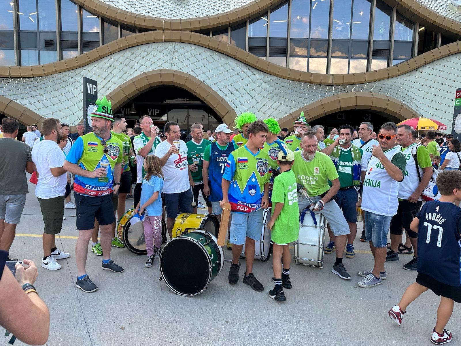 Vzdušje pred tekmo v Stožicah. (Foto: N1)