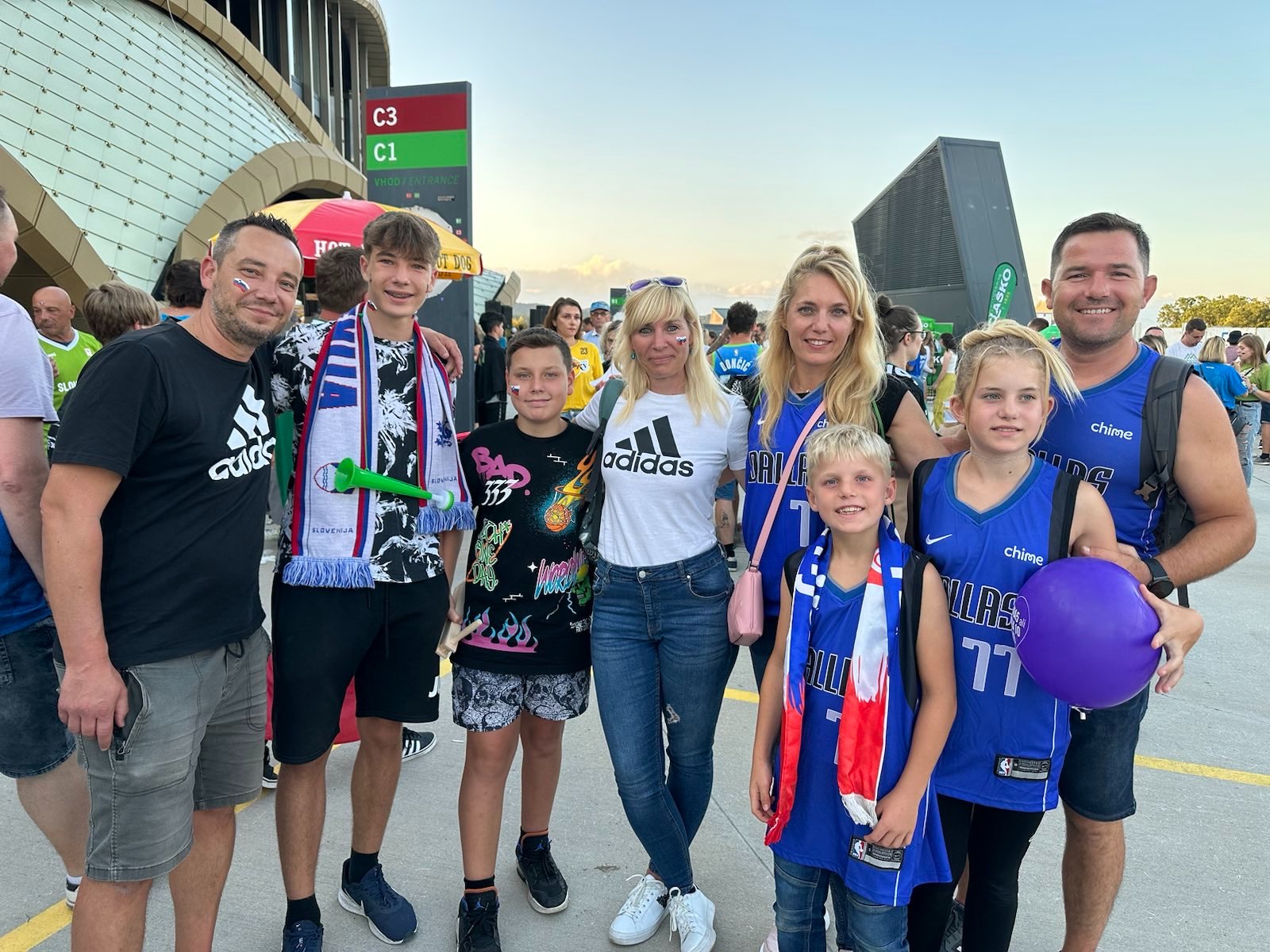 Vzdušje pred tekmo v Stožicah.