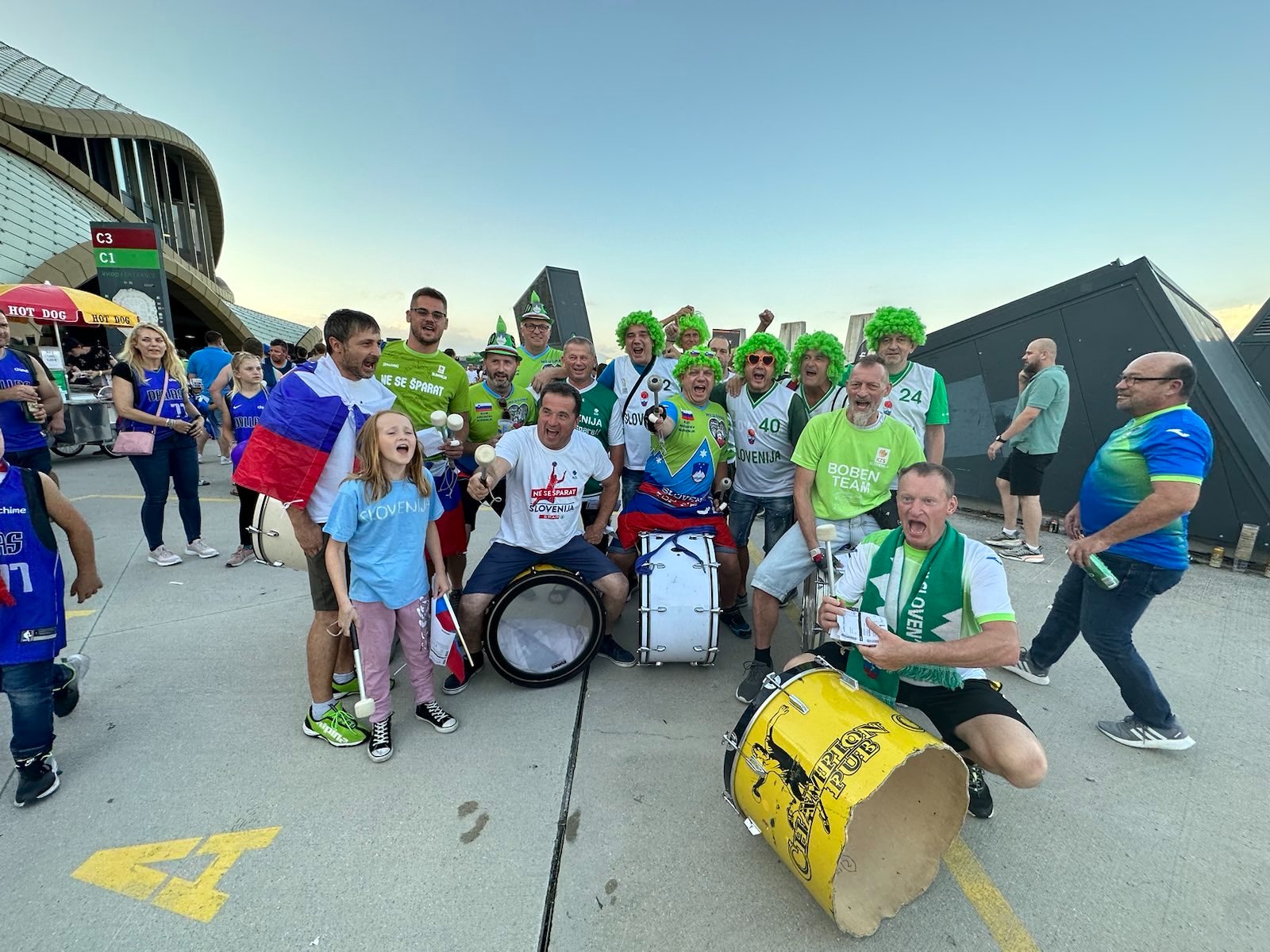 Vzdušje pred tekmo v Stožicah.