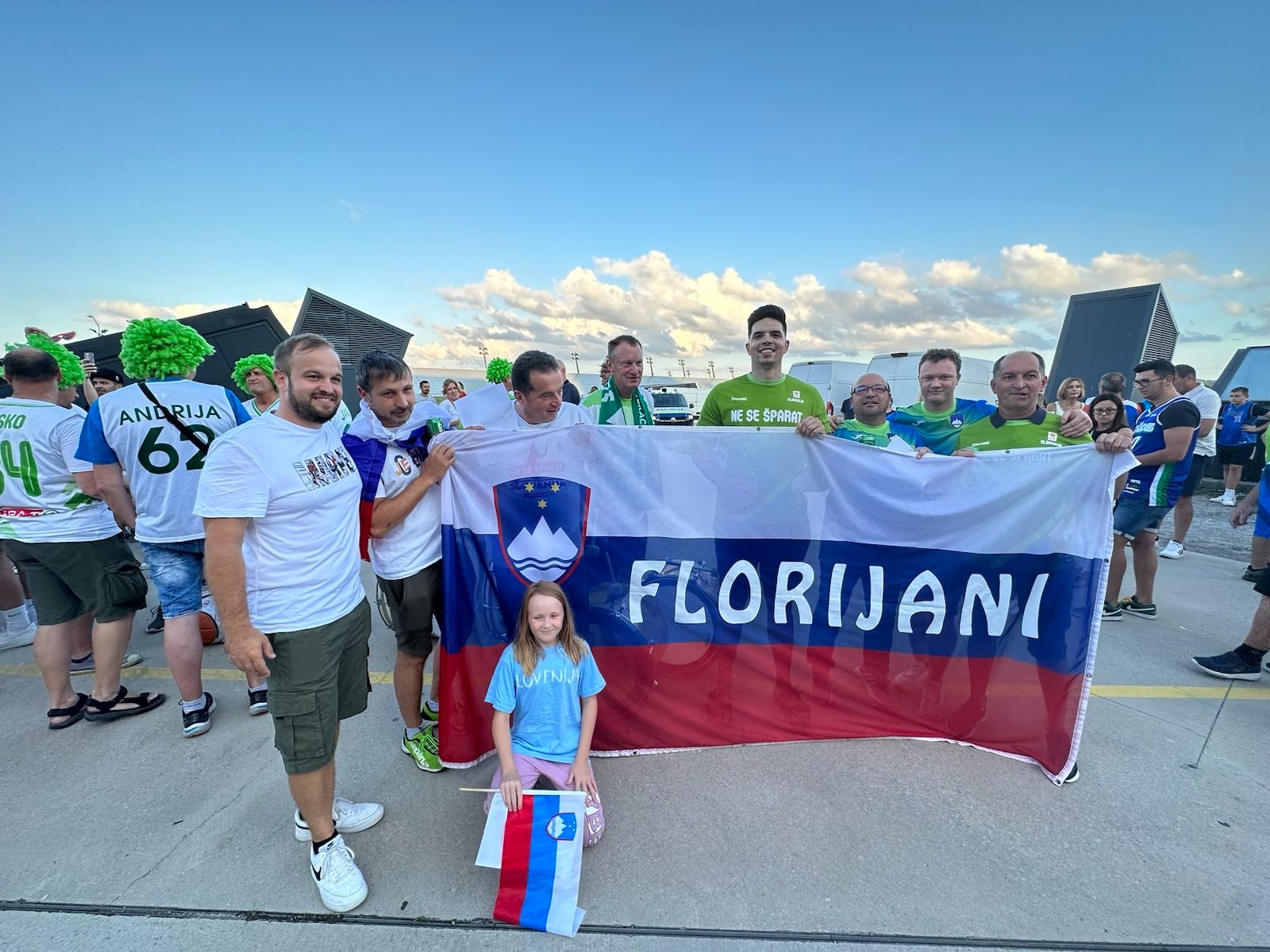 Vzdušje pred tekmo v Stožicah.