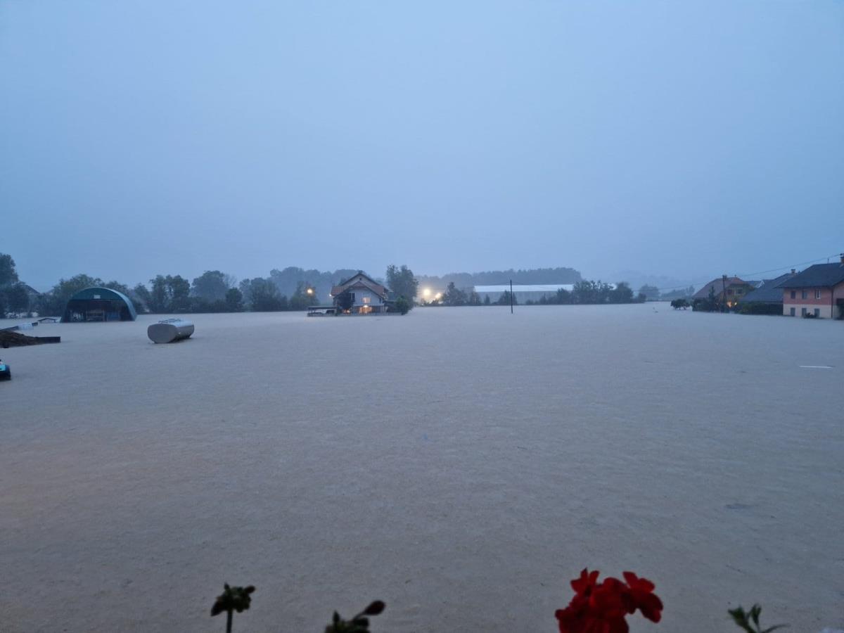 V občini Komenda so razglasili izredne razmere.