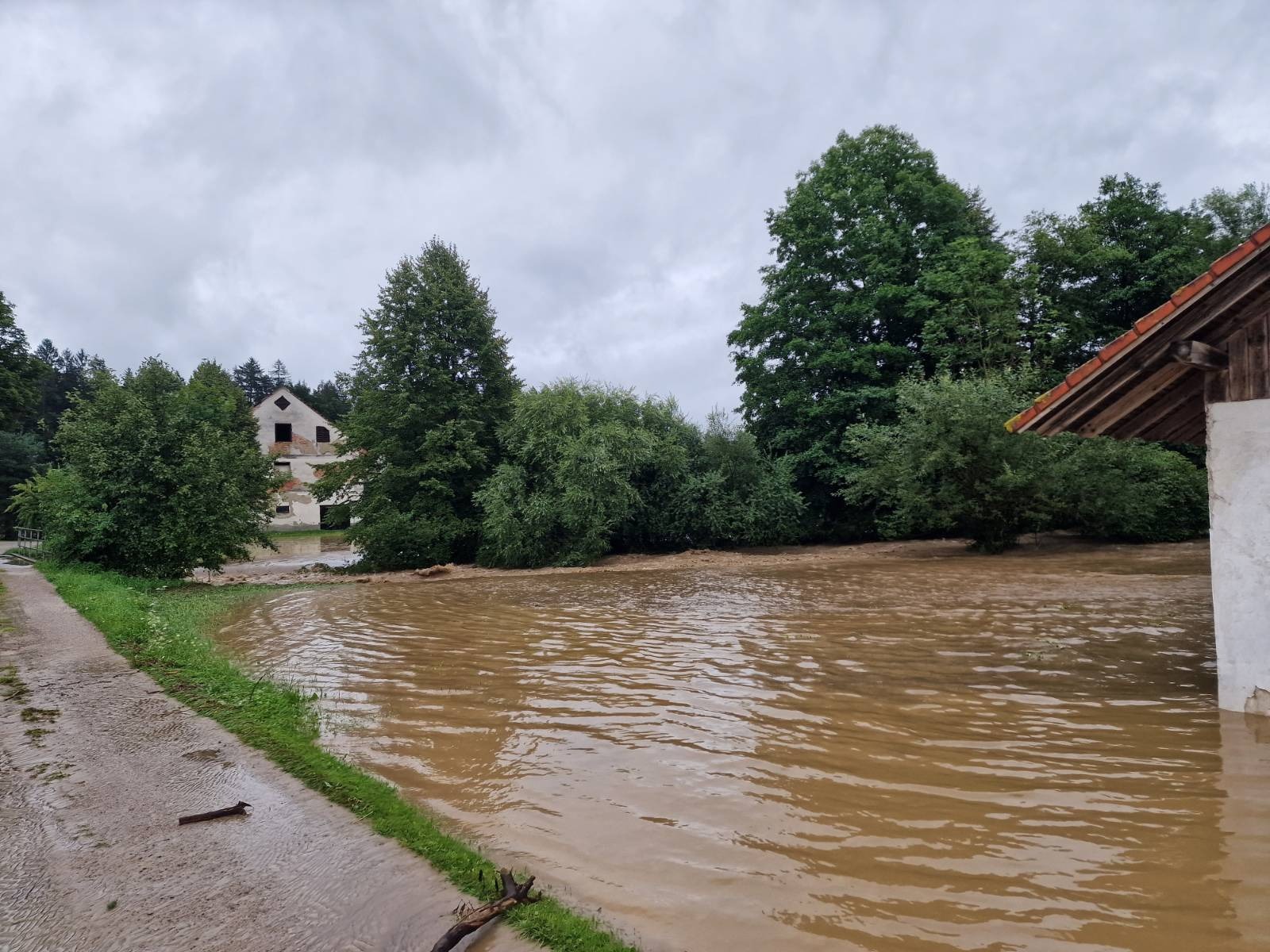 Poplavljanje reke Mislinje v Mislinjski Dobravi (foto: Aljaž Uršej/N1)