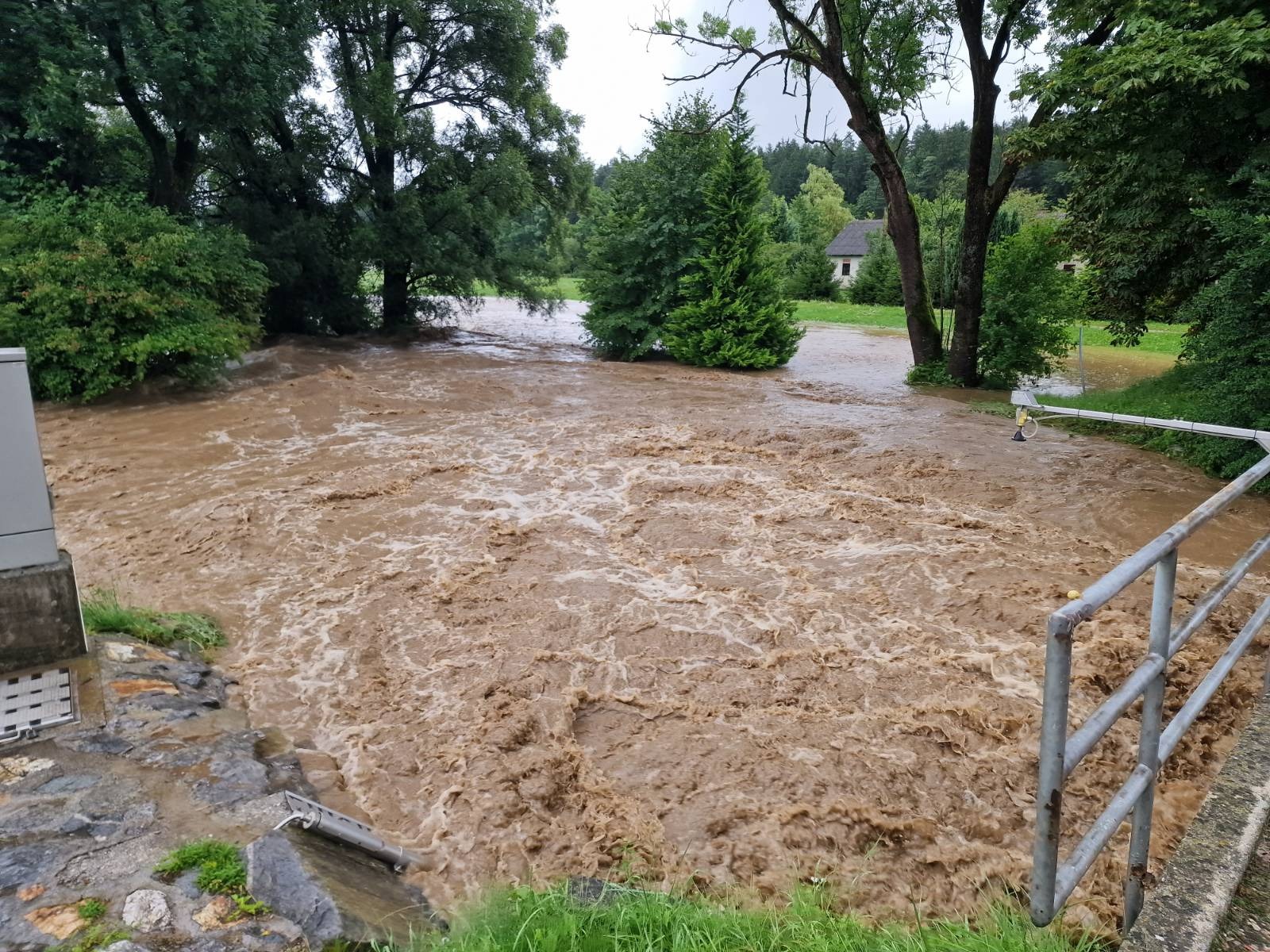 Poplavljanje reke Mislinje v Mislinjski Dobravi (foto: Aljaž Uršej/N1)
