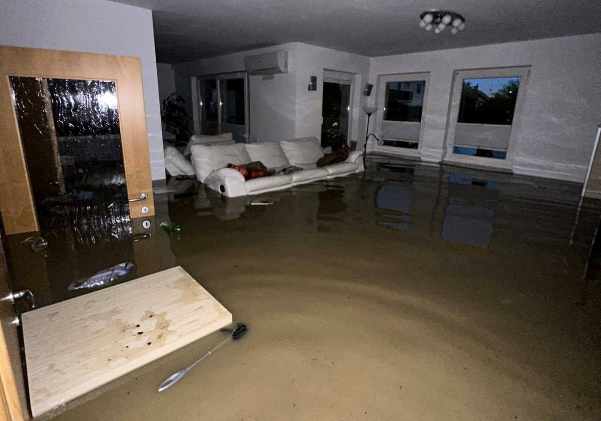 Voda v Mostah pri Komendi je zalila stanovanjsko hišo. (Foto: Bralec N1)