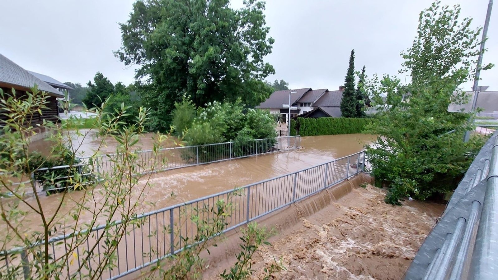 Narasla voda v Škofji Loki. (Foto: Borut Podgoršek)