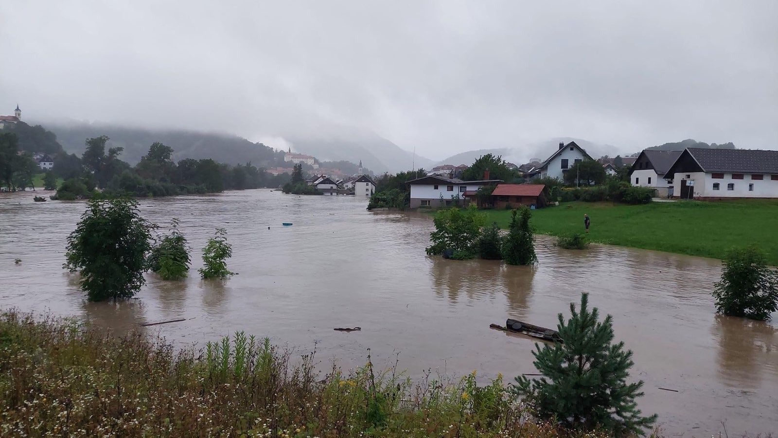 Narasla voda v Škofji Loki. (Foto: Borut Podgoršek)