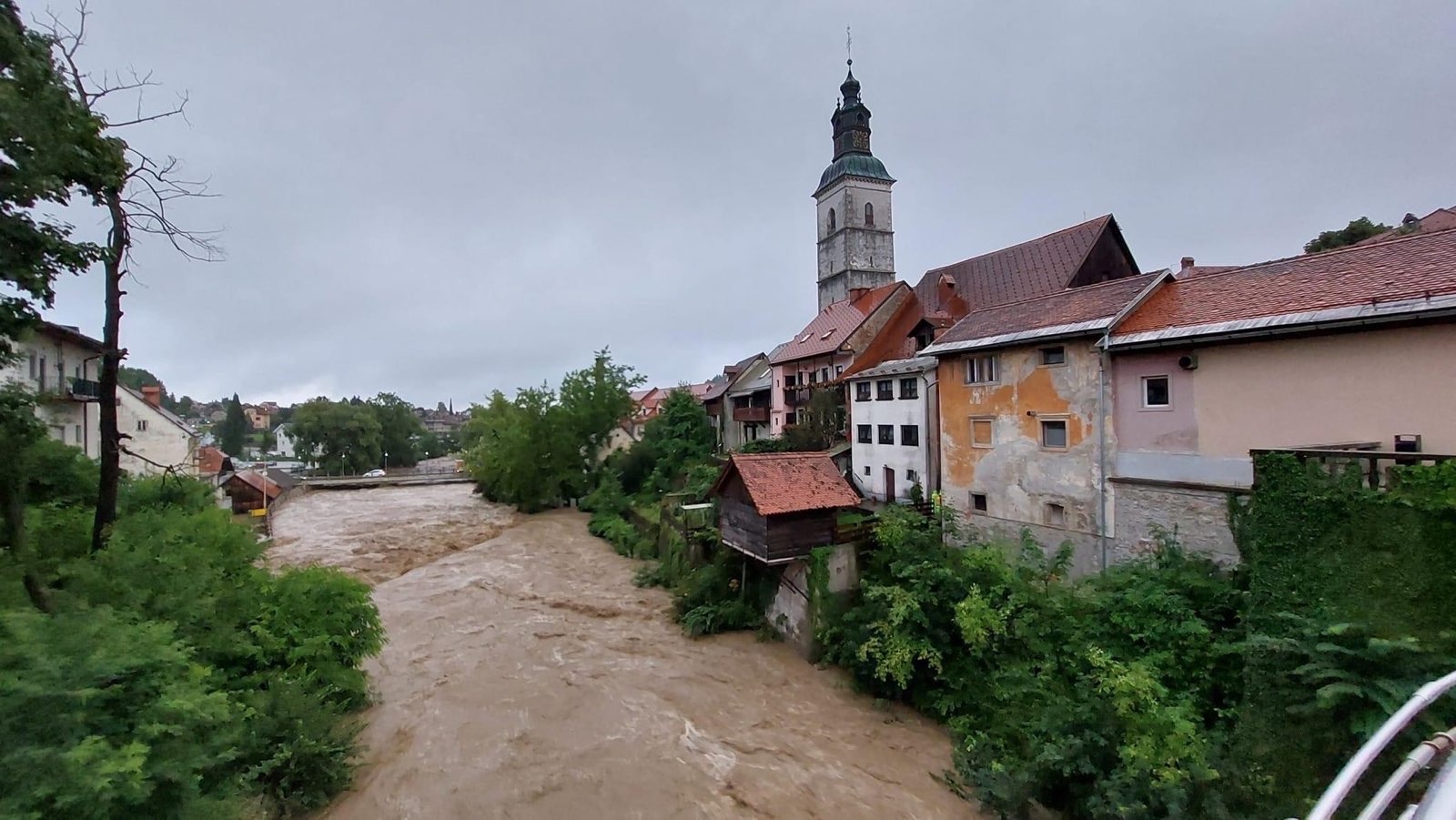 Narasla voda v Škofji Loki. (Foto: Borut Podgoršek)