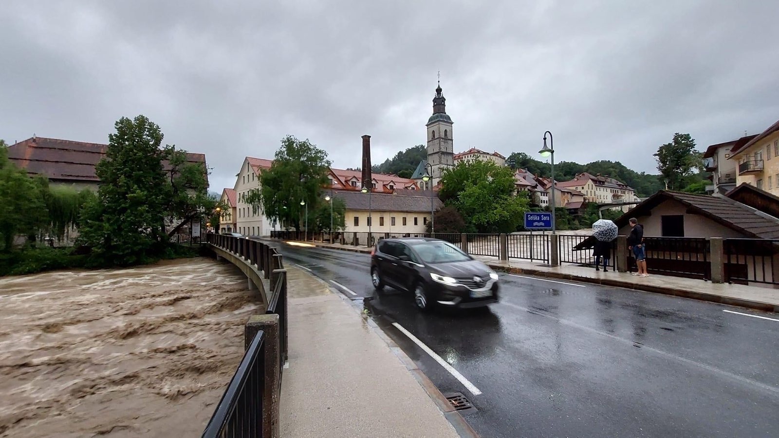 Narasla voda v Škofji Loki. (Foto: Borut Podgoršek)