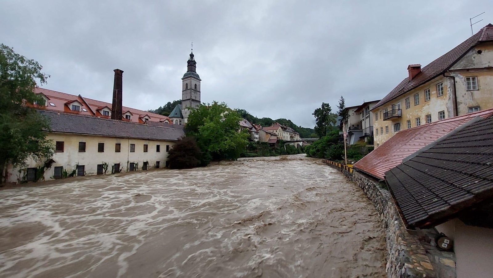 Narasla voda v Škofji Loki. (Foto: Borut Podgoršek)
