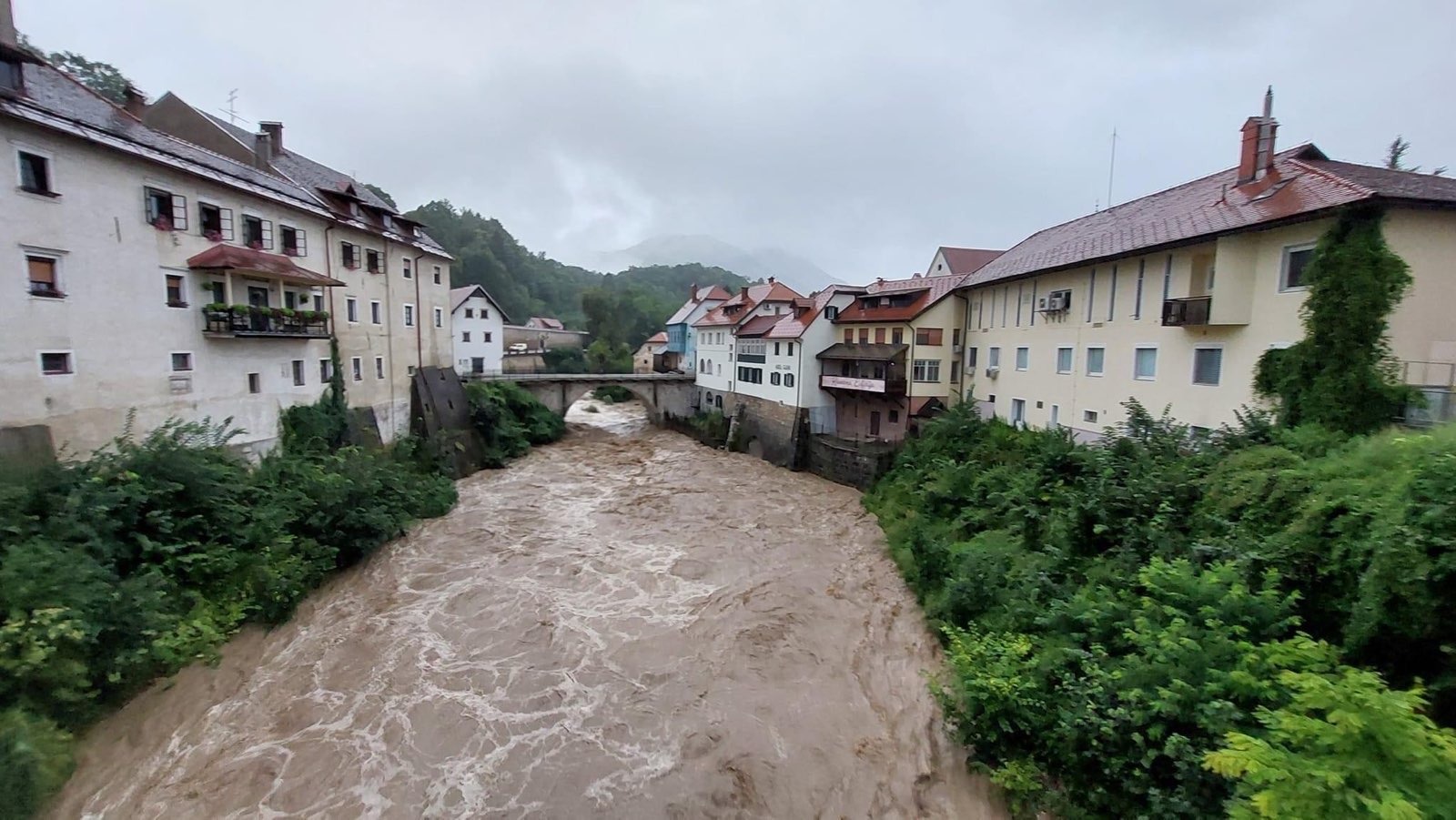 Narasla voda v Škofji Loki. (Foto: Borut Podgoršek)