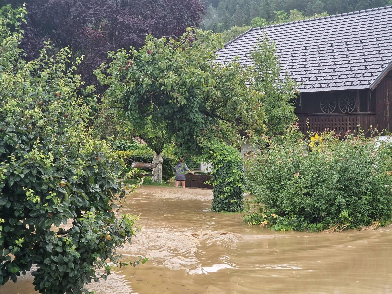 Poplavljena Tomaska vas na Koroškem (foto: Aljaž Uršej/N1)