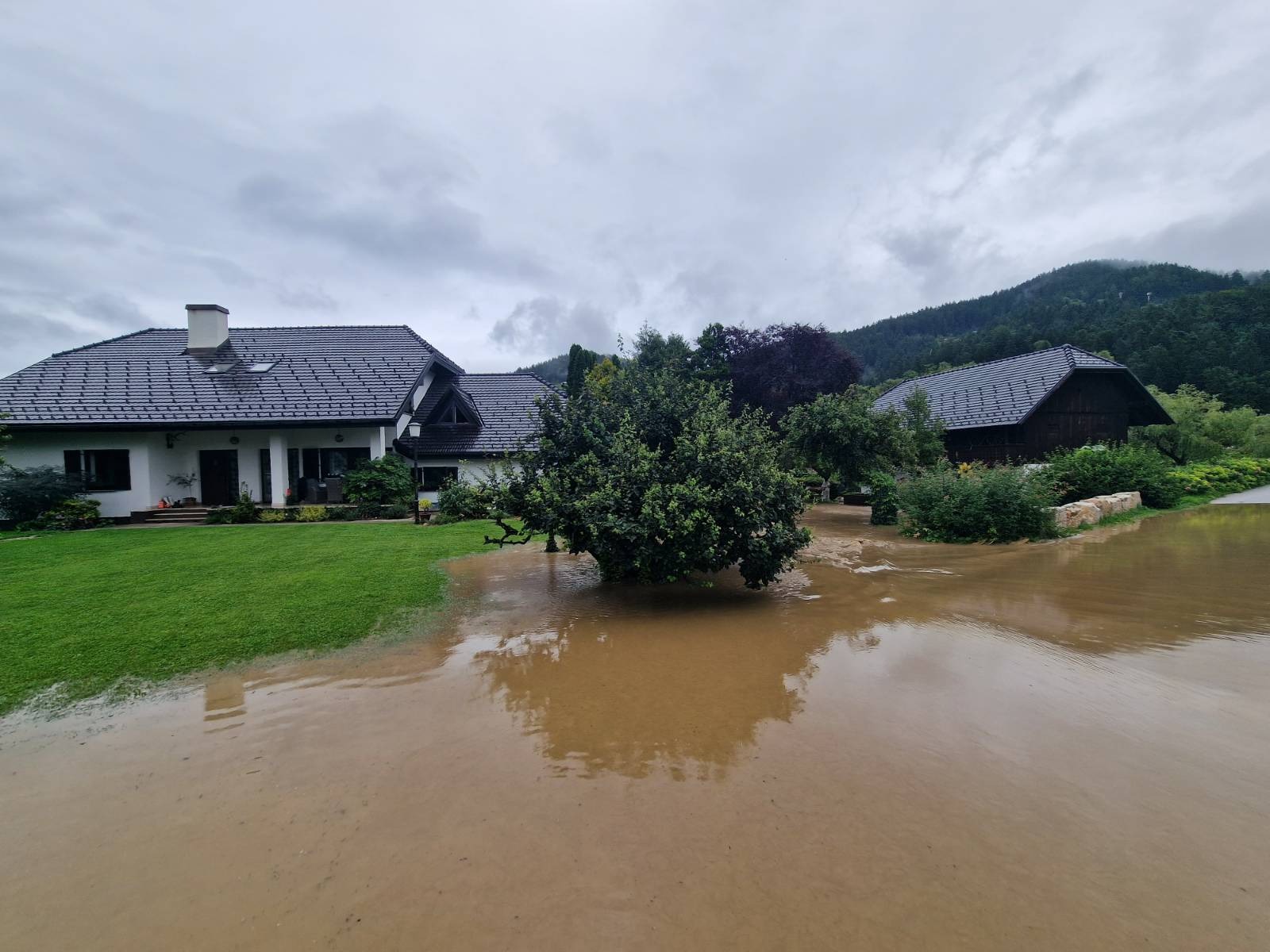 Poplavljena Tomaska vas na Koroškem (foto: Aljaž Uršej/N1)