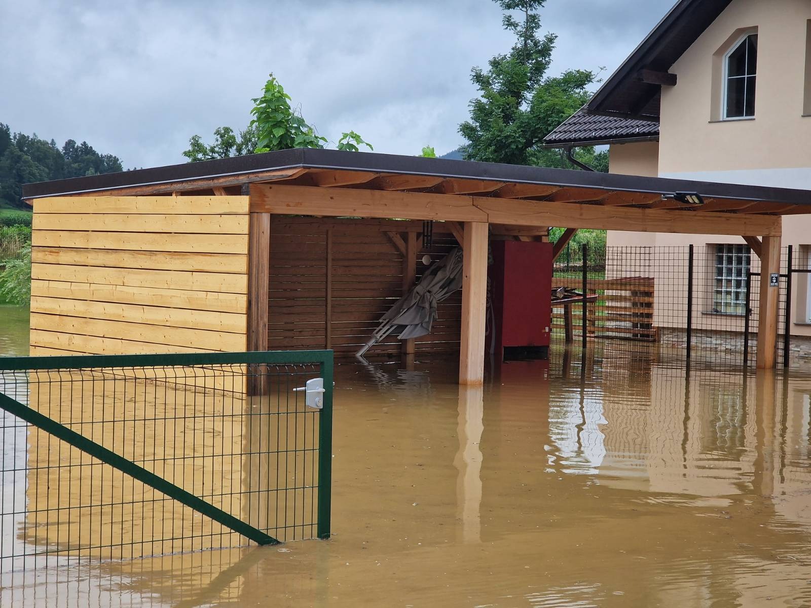 Poplavljena Tomaska vas na Koroškem (foto: Aljaž Uršej/N1)