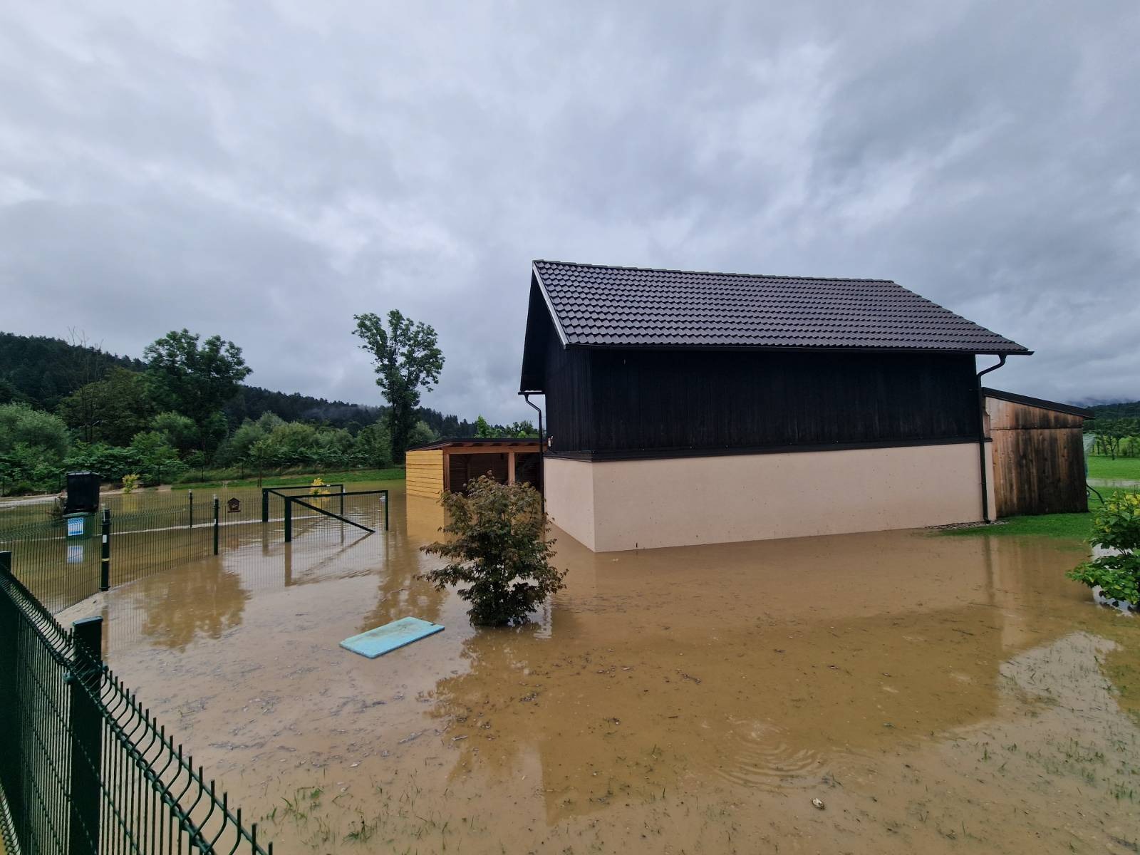 Poplavljena Tomaska vas na Koroškem (foto: Aljaž Uršej/N1)