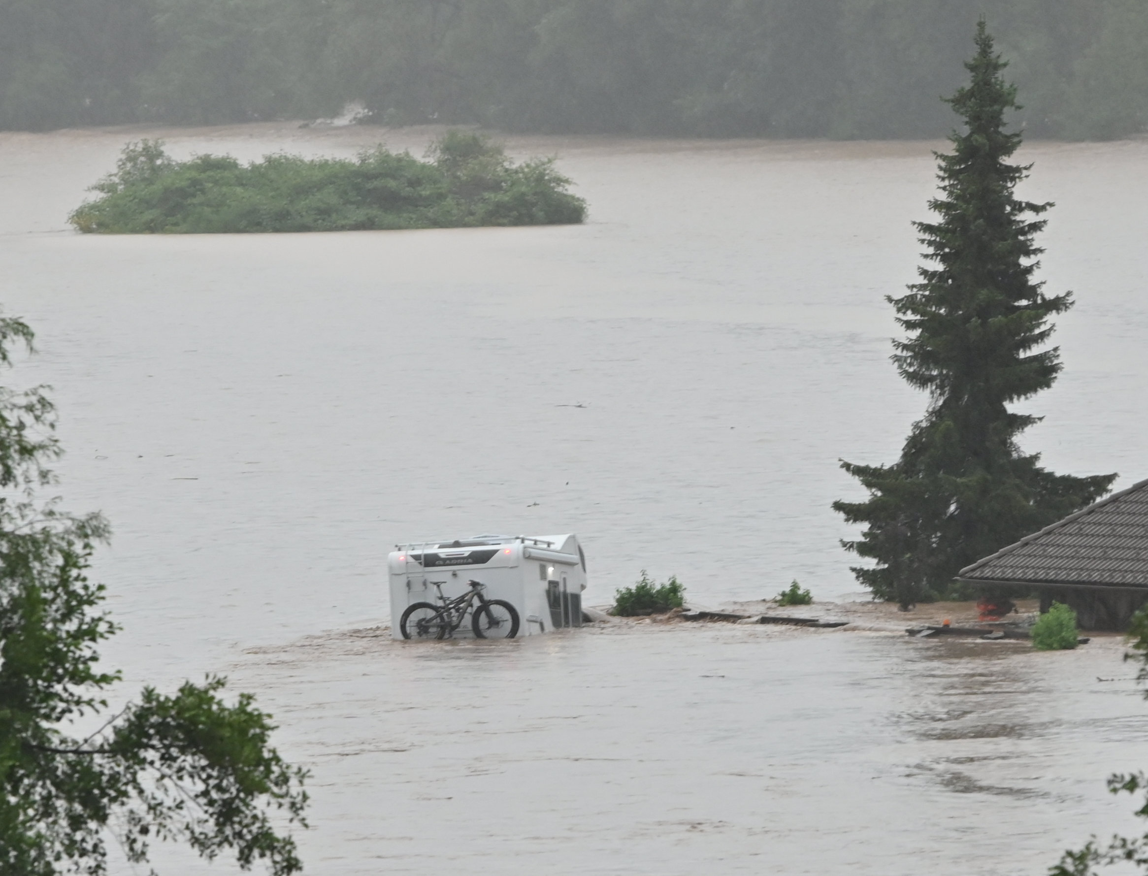 Poplavljena reka Sora. (Žiga Živulović/BOBO)