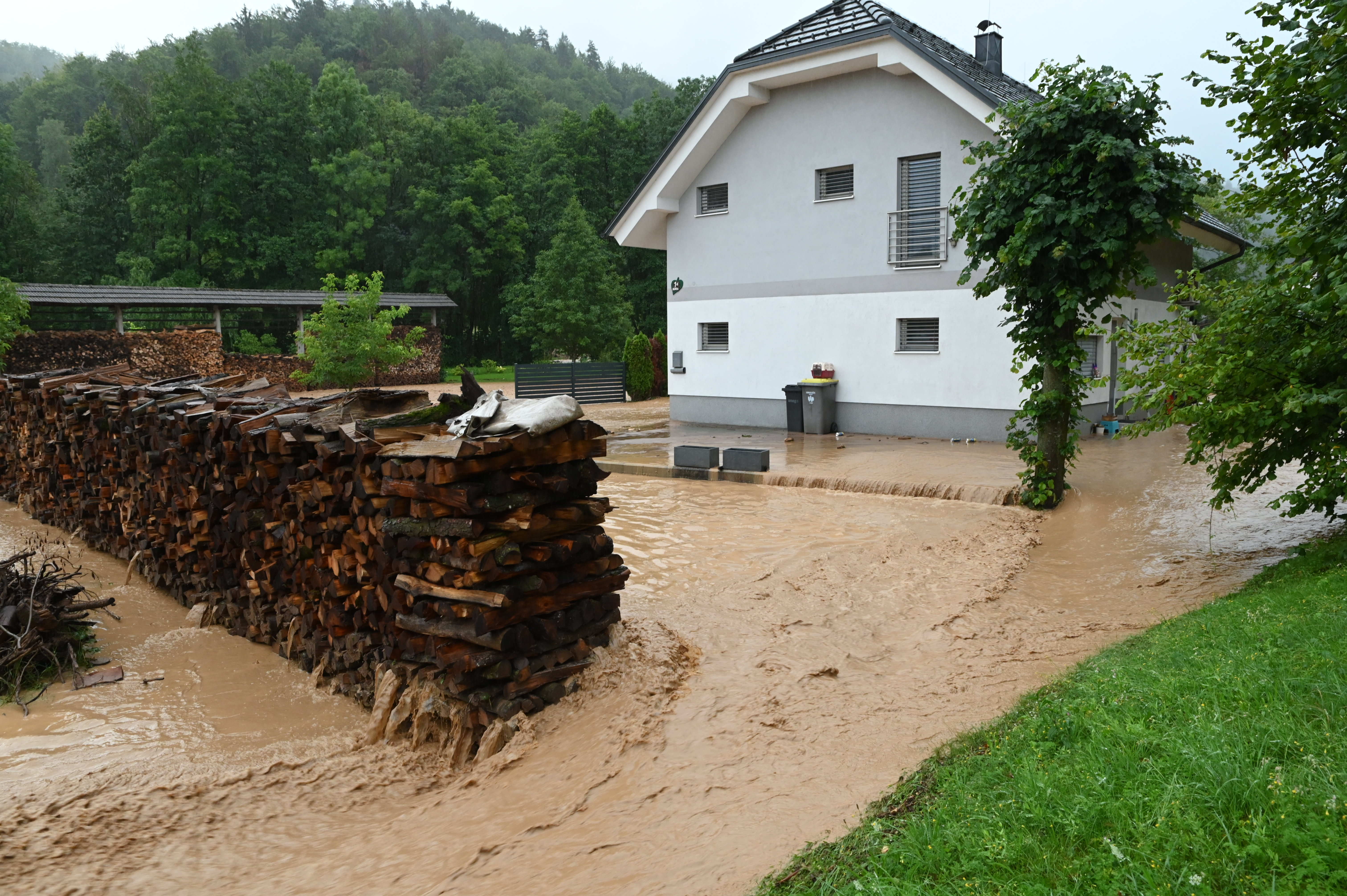 Poplavljena reka Sora. (Žiga Živulović/BOBO)