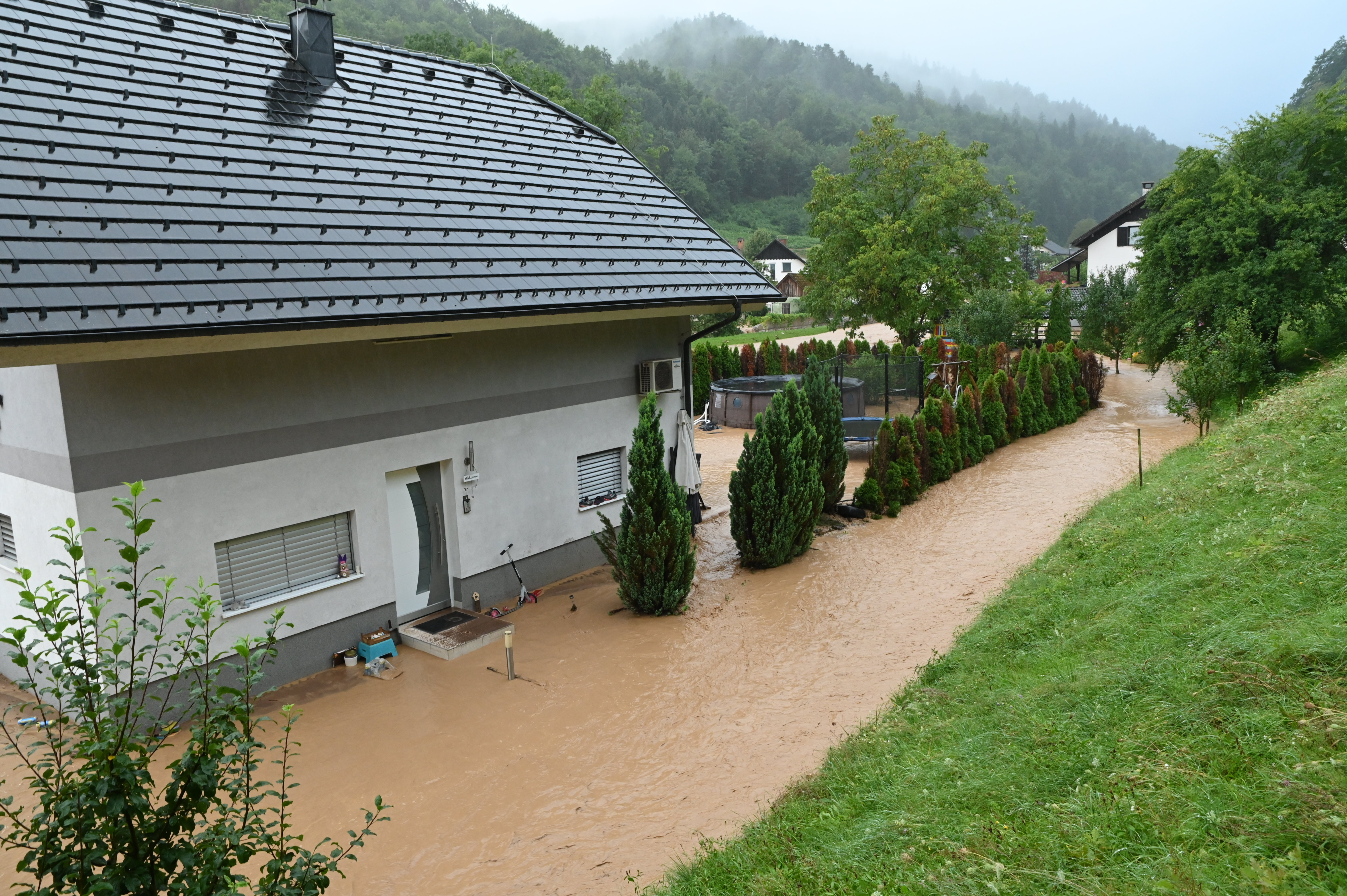 Poplavljena reka Sora. (Žiga Živulović/BOBO)