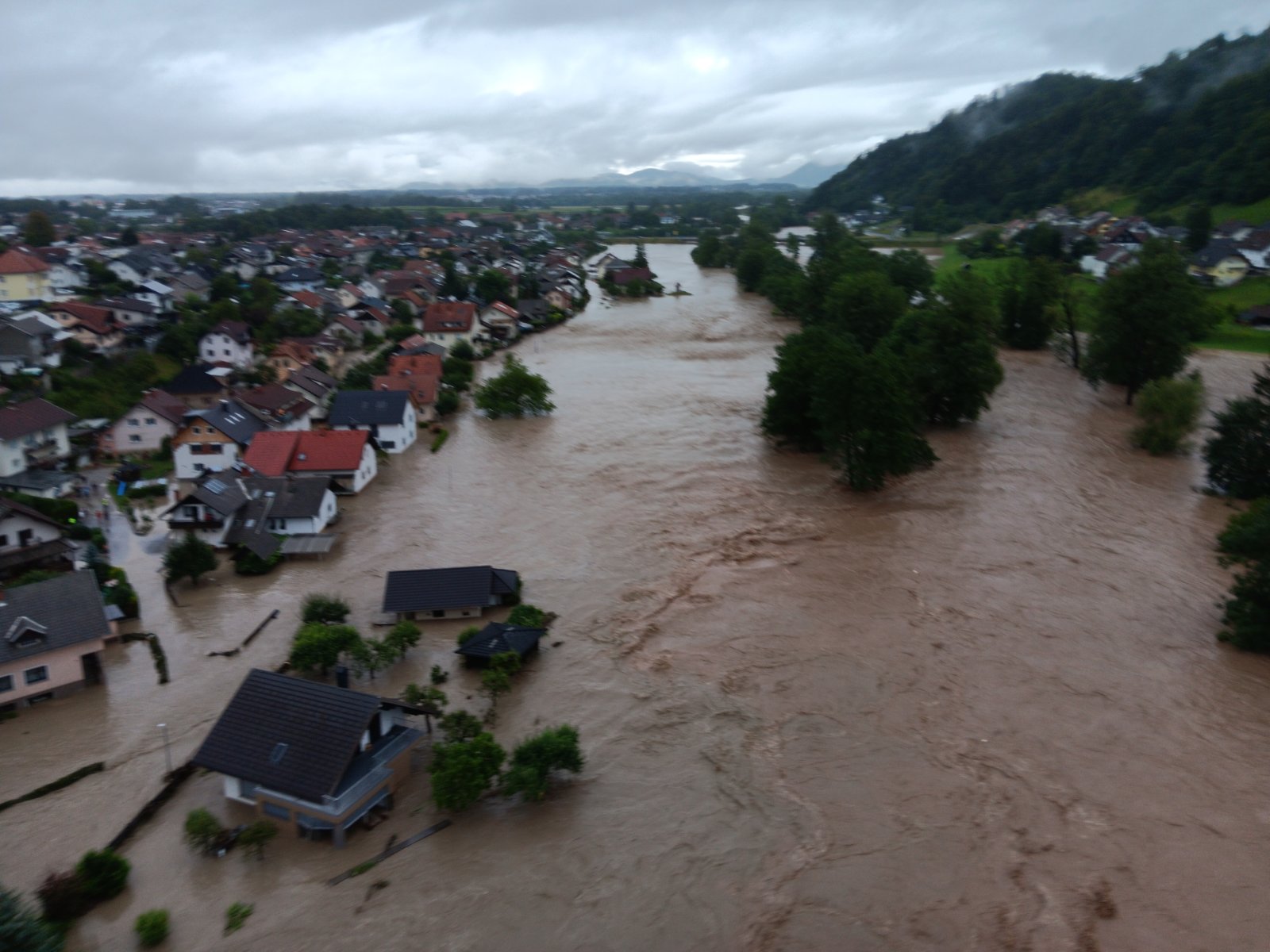 Poplave na območju Škofje Loke (Foto: Posnetki Slovenske vojske)