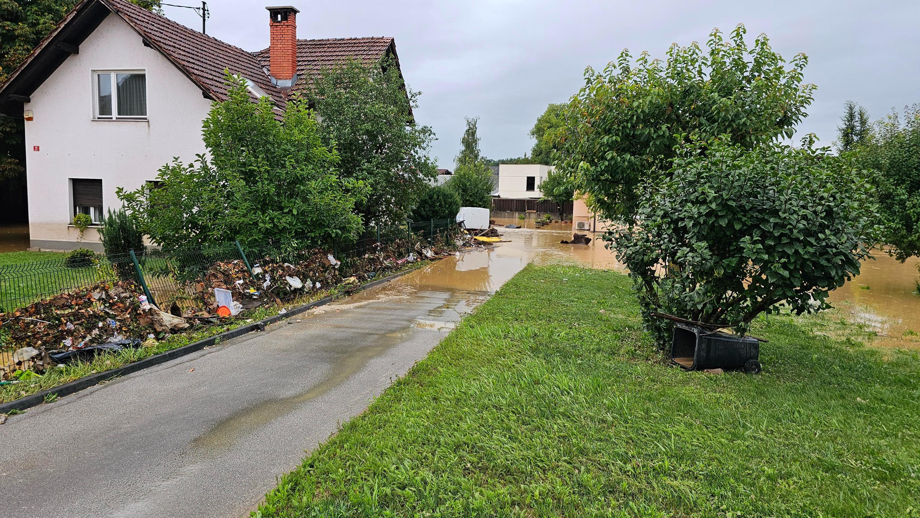 Poplavljene ceste v Komendi.
