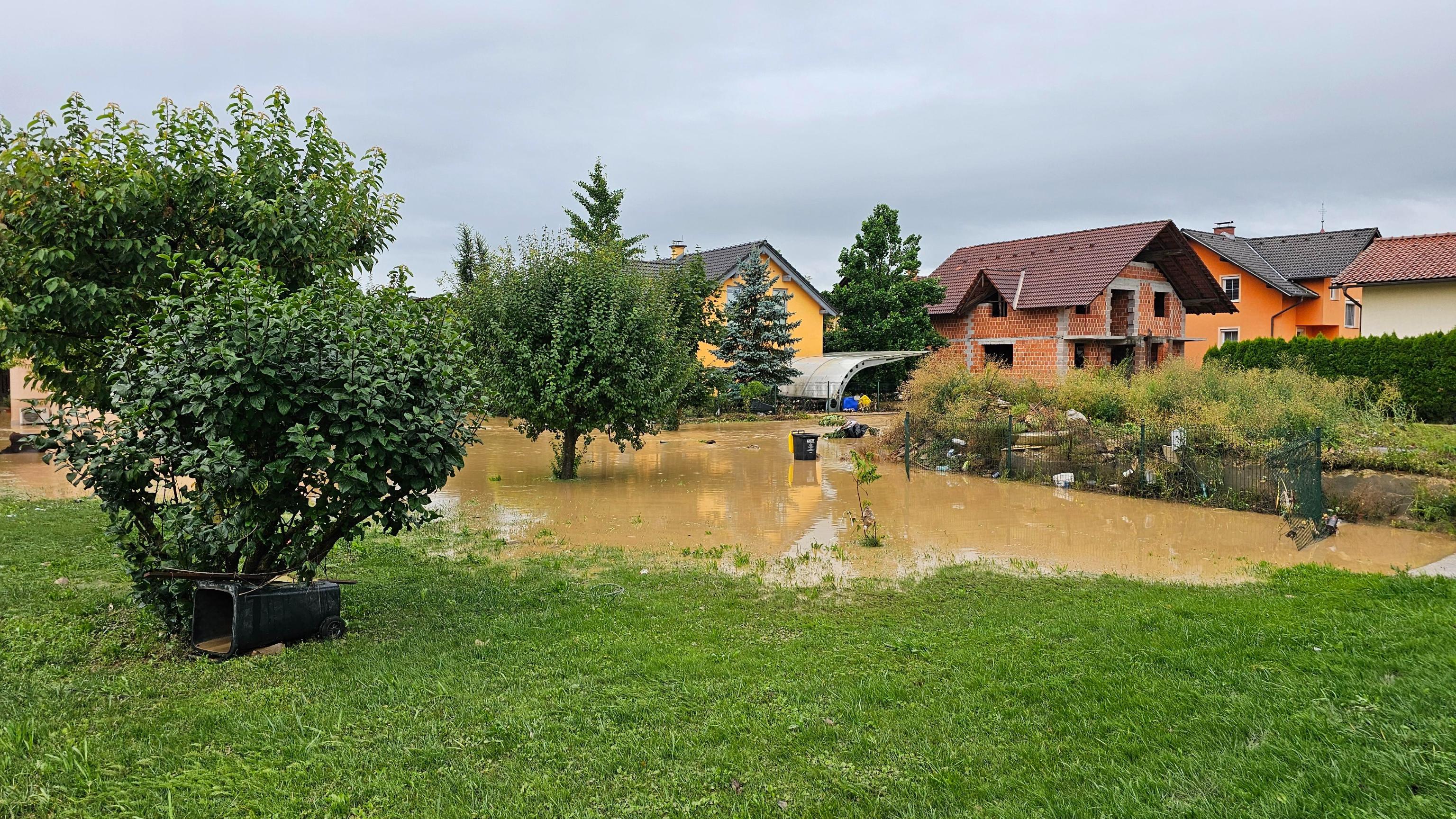 Poplavljene ceste v Komendi.