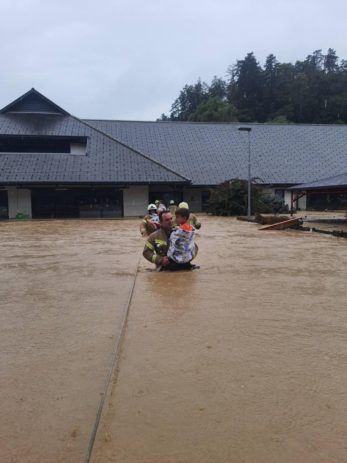 Reševanje otrok iz vrtca v Mengšu (Foto: N1)