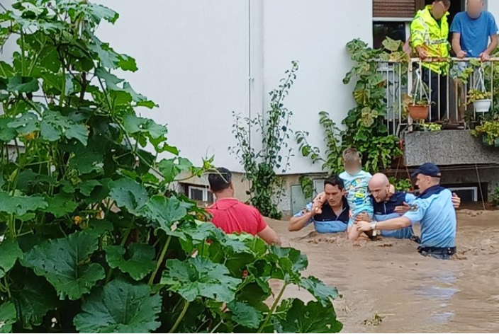 Pri evakuaciji pomaga tudi policija (Tina Jereb/Policija)