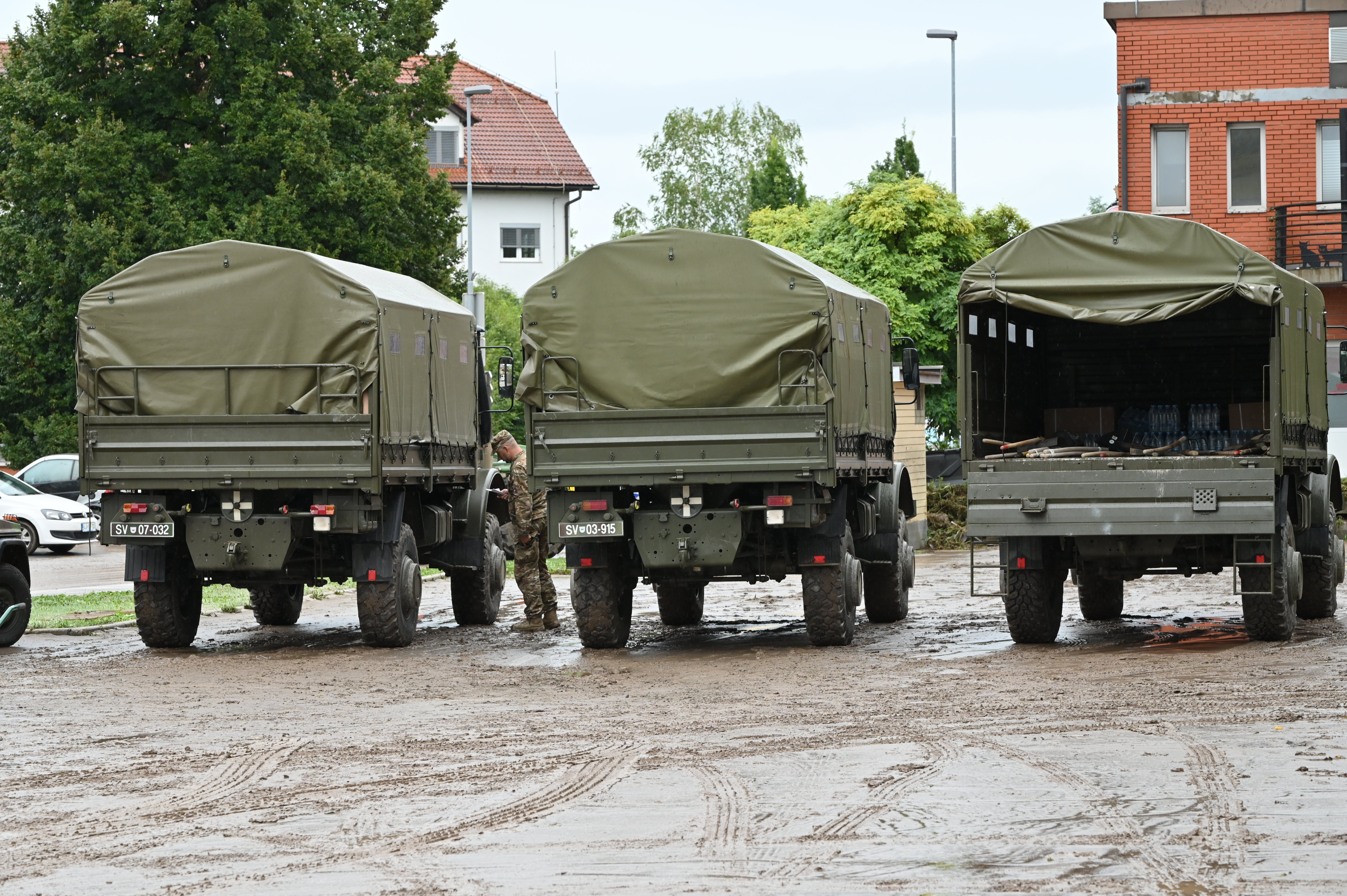 Čiščenje posledic po poplavah v Medvodah. (Foto: Žiga Živulović jr./BOBO)